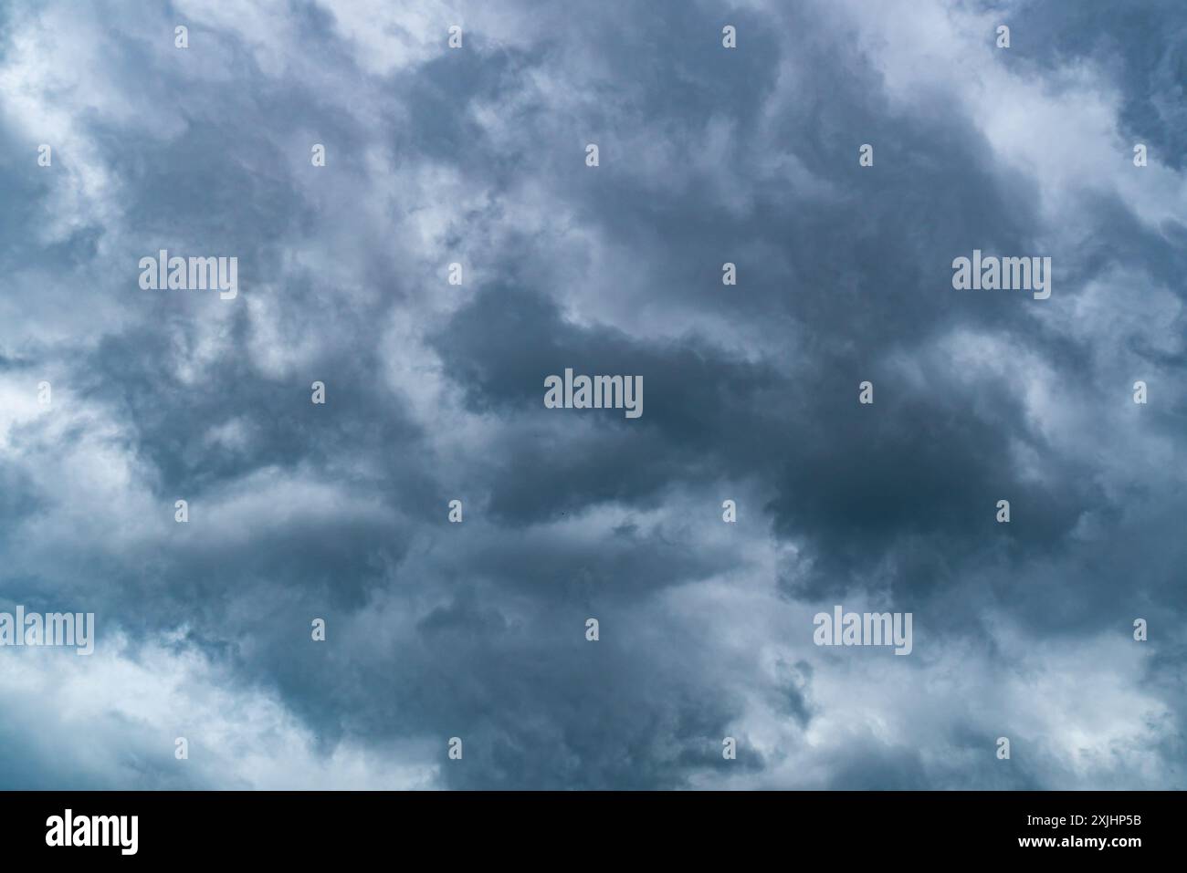 Pioggia scura nuvolosa nel cielo prima della pioggia nella stagione delle piogge nelle campagne della Thailandia. Foto Stock