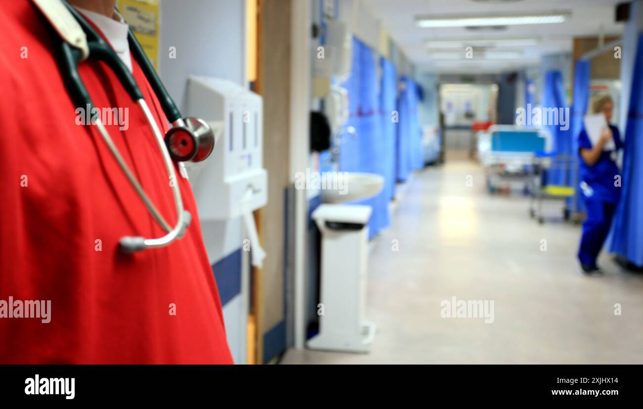 Foto del file datata 03/10/14 di un reparto presso il Royal Liverpool University Hospital, Liverpool. Secondo il Royal College of Nursing (RCN), è necessario più lavoro per arginare il flusso di infermieri dalla professione. Gli ultimi dati mostrano un aumento netto del 2% negli infermieri registrati in Scozia, ma l'RCN ha affermato che c'è una tendenza al rialzo negli infermieri in partenza. C'è stato anche un aumento di infermieri e ostetriche con istruzione internazionale che si sono iscritti al registro. Data di pubblicazione: Venerdì 19 luglio 2024. Foto Stock