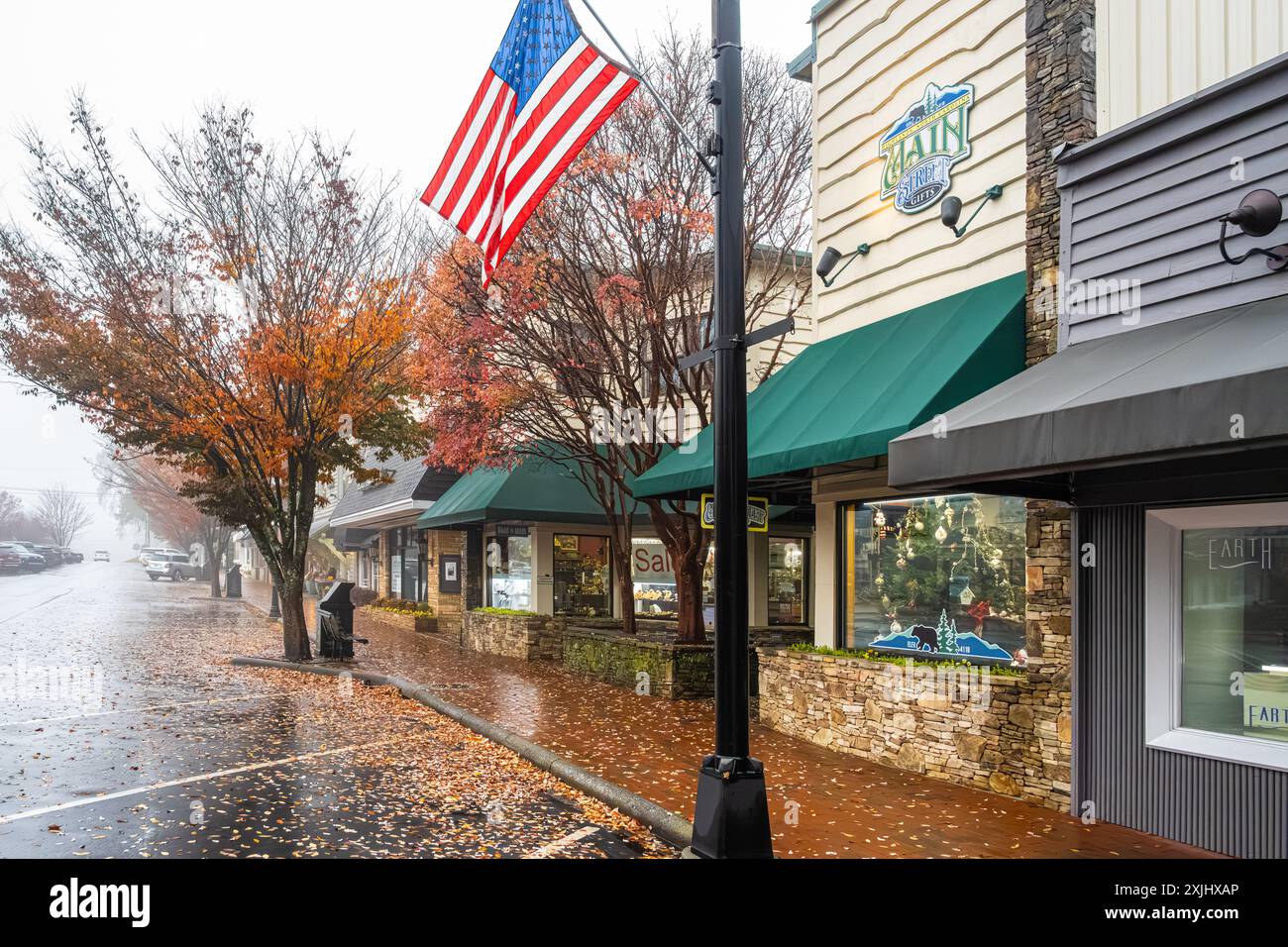Una mattinata nebbiosa su Main Street, nella località turistica di montagna di Highlands, North Carolina. (USA) Foto Stock