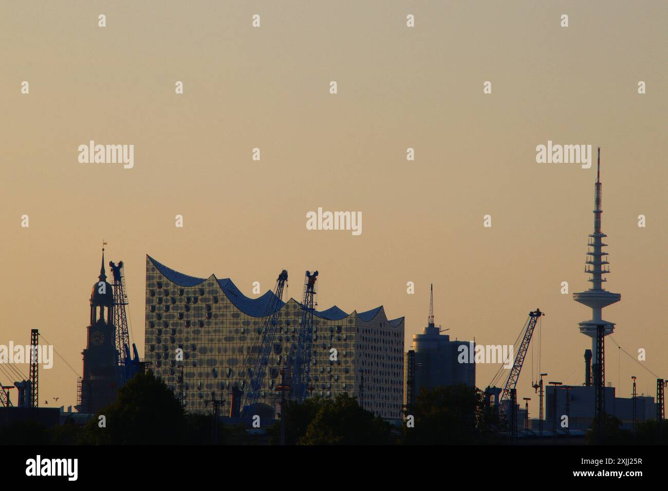 Hamburger Skyline: Michel l., Elbphilharmoniem. Und Fernsehturm r. von Veddel aus gesehen. *** Skyline di Amburgo Michel l , Elbphilharmonie m e torre televisiva r visto da Veddel Foto Stock