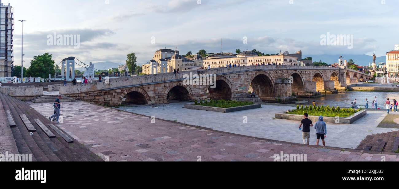 Ponte di pietra Skopje, un ponte sul fiume Vardar a Skopje, la capitale della Repubblica di Macedonia del Nord. Foto Stock