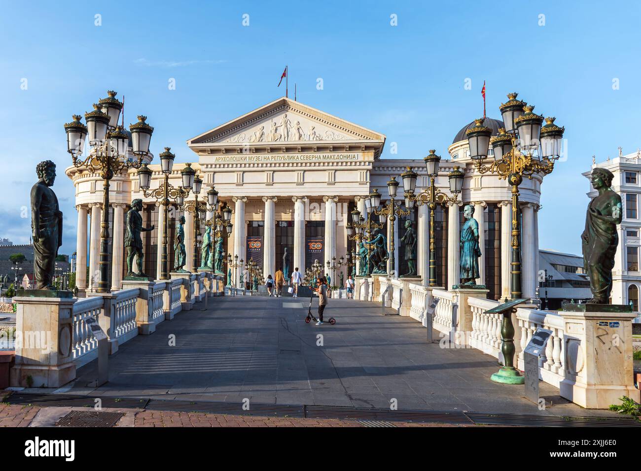 Vista del Museo Archeologico e del Ponte degli occhi a Skopje decorato con molte sculture. Skopje, Macedonia del Nord. Foto Stock