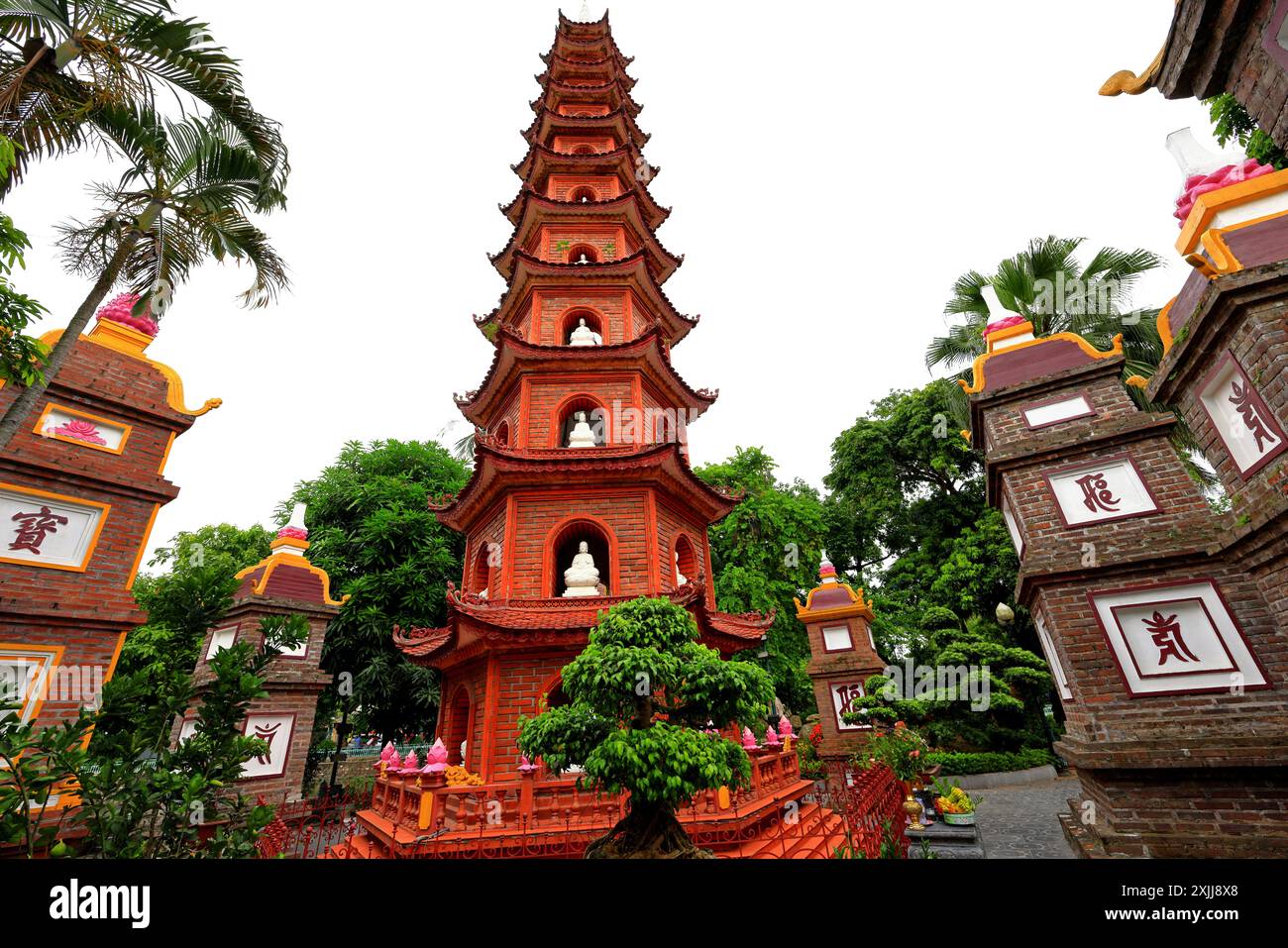 Pagoda Tran Quoc (Chua Tran Quoc), un tempio buddista con numerosi santuari a Thanh Nien, Yen Phu, Tay ho, ha noi, Vietnam Foto Stock