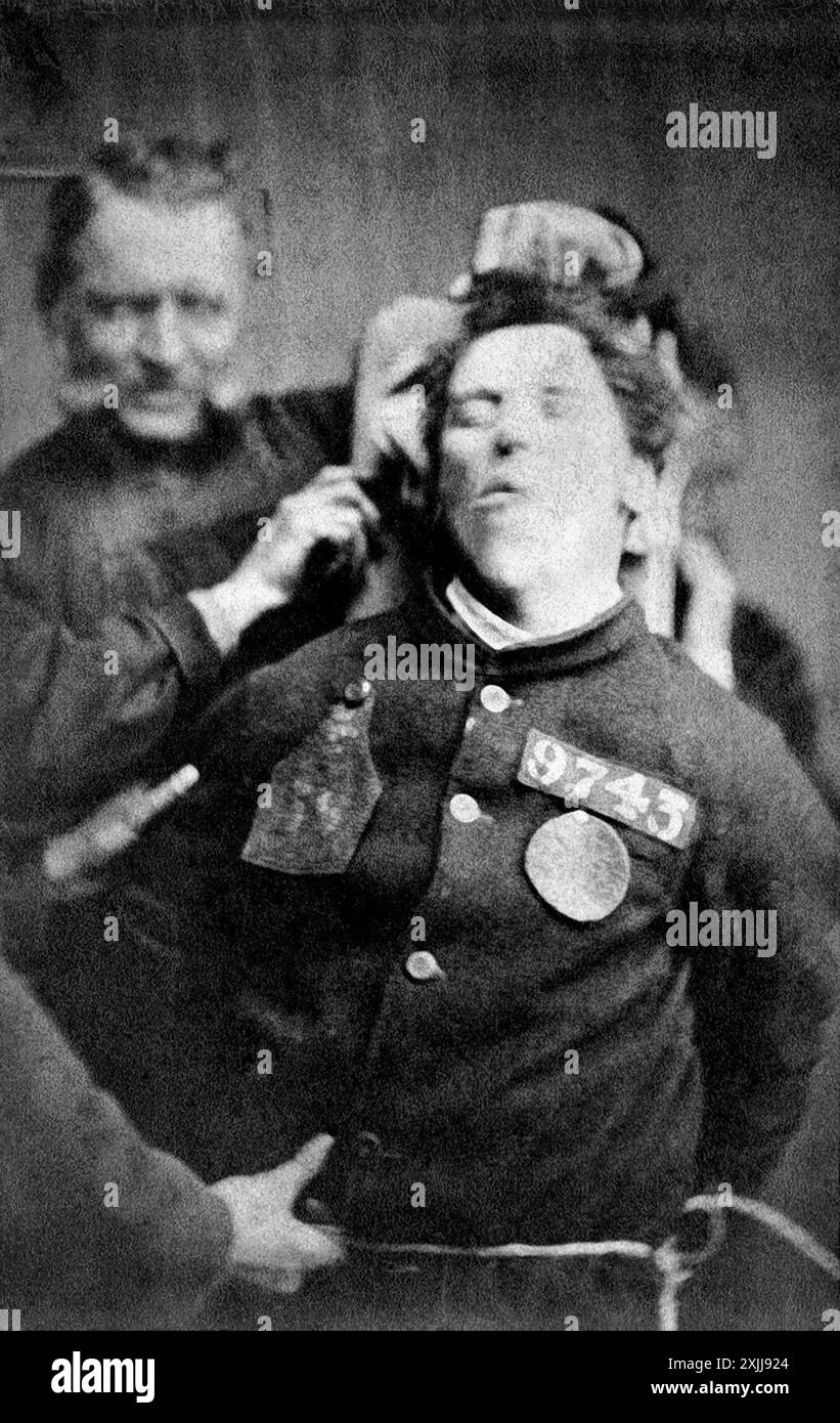 Un giovane prigioniero che resiste ai Warders nella prigione di Wakefield, Yorkshire, 1869 Foto Stock