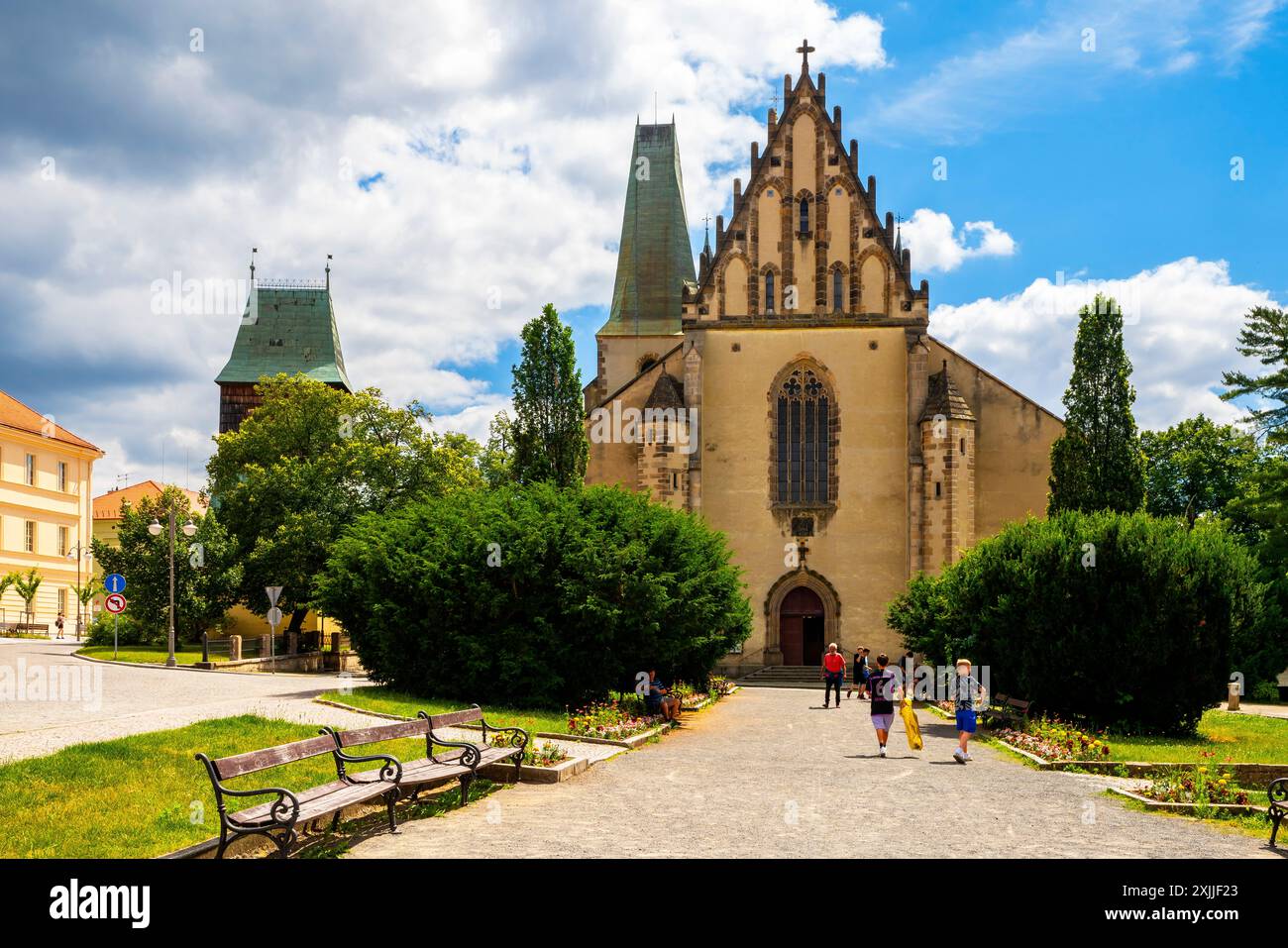 Facciata ovest della chiesa di San Bartolomeo a Lužná. Lužná è un comune ceco situato nel distretto di Rakovník, nella regione della Boemia centrale Foto Stock