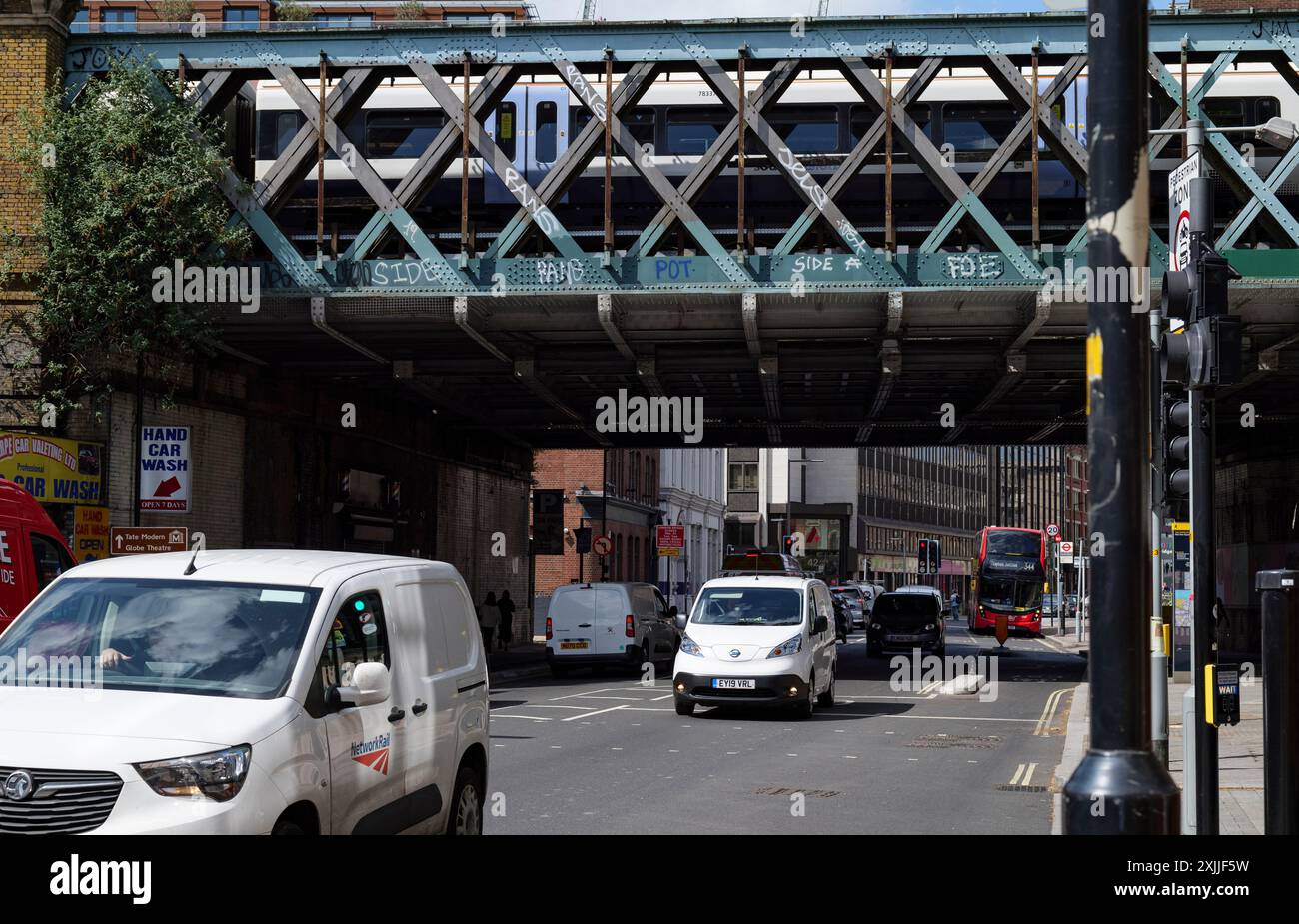 Londra - 06 10 2022: Veduta di Southwark Bridge Rd con ponte ferroviario e passaggio del treno Foto Stock