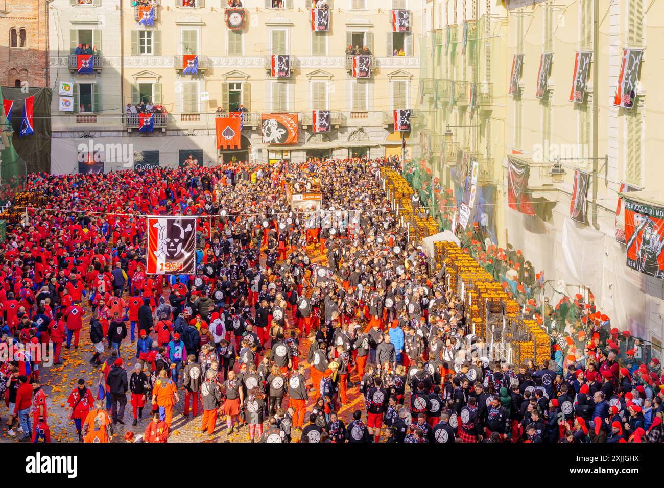 Ivrea, Italia - 19 febbraio 2023: Battaglia degli arance scena della piazza (Piazza di Città), con combattenti e folla, parte della storica ca Foto Stock