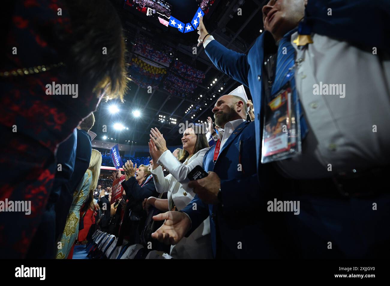 Milwaukee, Stati Uniti. 18 luglio 2024. I delegati reagiscono come candidato presidenziale repubblicano l'ex presidente Donald Trump parla sul palco durante il quarto e ultimo giorno della Convention Nazionale Repubblicana (RNC) del 2024 al Fiserv Forum di Milwaukee, Wisconsin, 18 luglio 2024. (Foto di Anthony Behar/Sipa USA) credito: SIPA USA/Alamy Live News Foto Stock