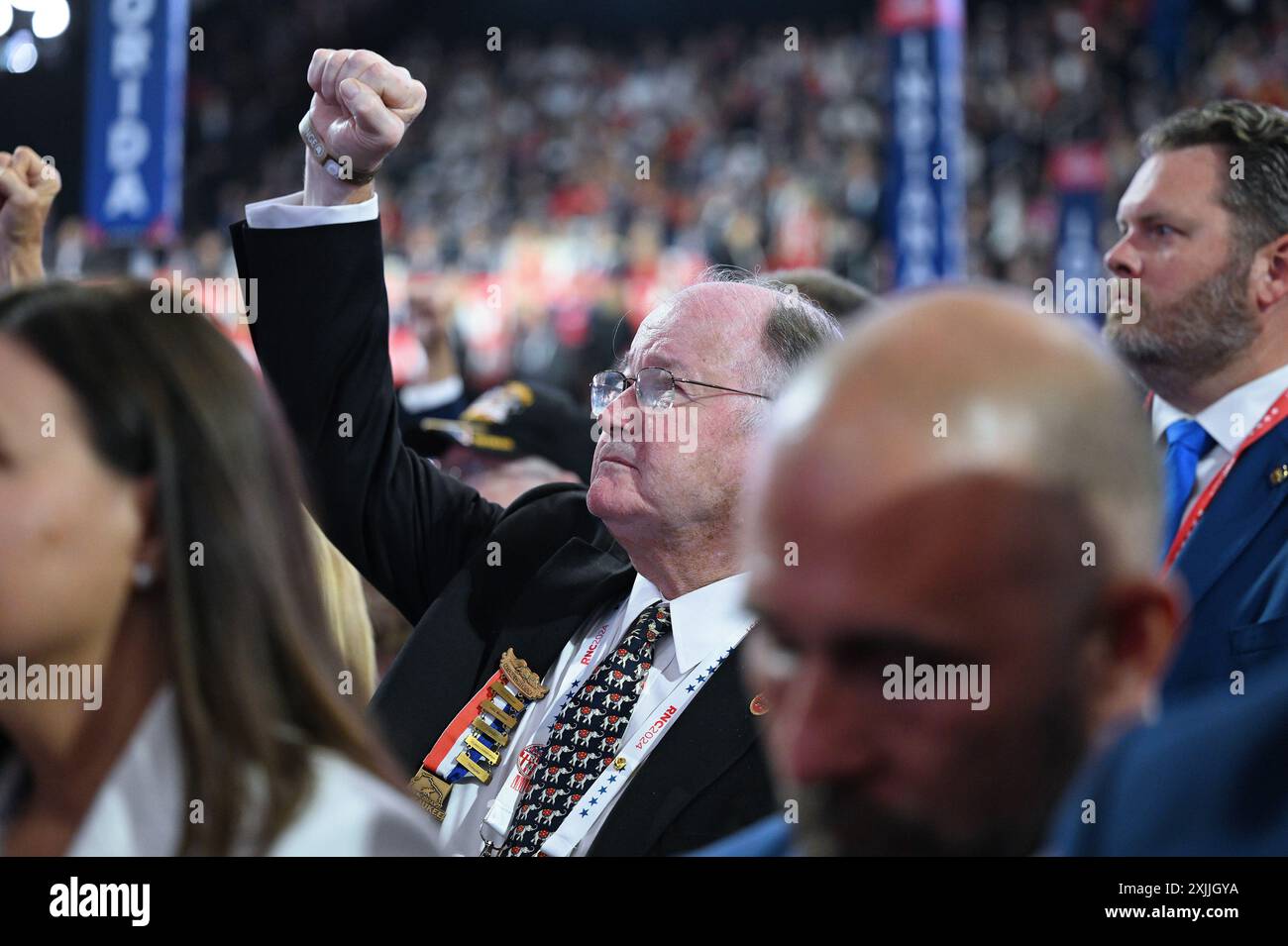 Milwaukee, Stati Uniti. 18 luglio 2024. I delegati reagiscono come candidato presidenziale repubblicano l'ex presidente Donald Trump parla sul palco durante il quarto e ultimo giorno della Convention Nazionale Repubblicana (RNC) del 2024 al Fiserv Forum di Milwaukee, Wisconsin, 18 luglio 2024. (Foto di Anthony Behar/Sipa USA) credito: SIPA USA/Alamy Live News Foto Stock