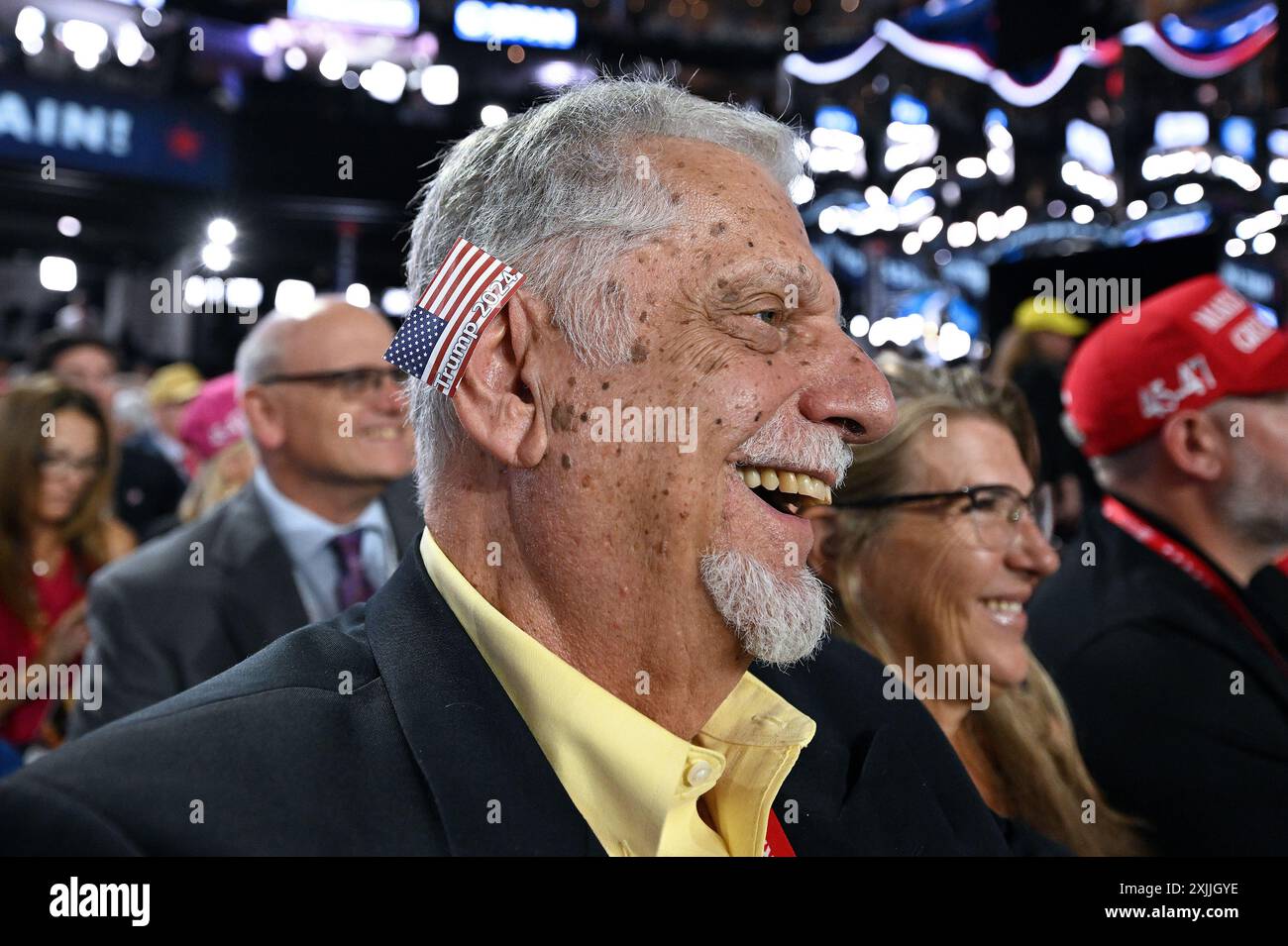 Milwaukee, Stati Uniti. 18 luglio 2024. Un delegato indossa una fascia di bandiera americana per l'orecchio in onore del candidato presidenziale repubblicano, l'ex presidente Donald Trump, ferito da un tentativo di assassinio, durante il quarto e ultimo giorno della Convention Nazionale Repubblicana (RNC) del 2024 al Fiserv Forum di Milwaukee, Wisconsin, 18 luglio 2024. (Foto di Anthony Behar/Sipa USA) credito: SIPA USA/Alamy Live News Foto Stock