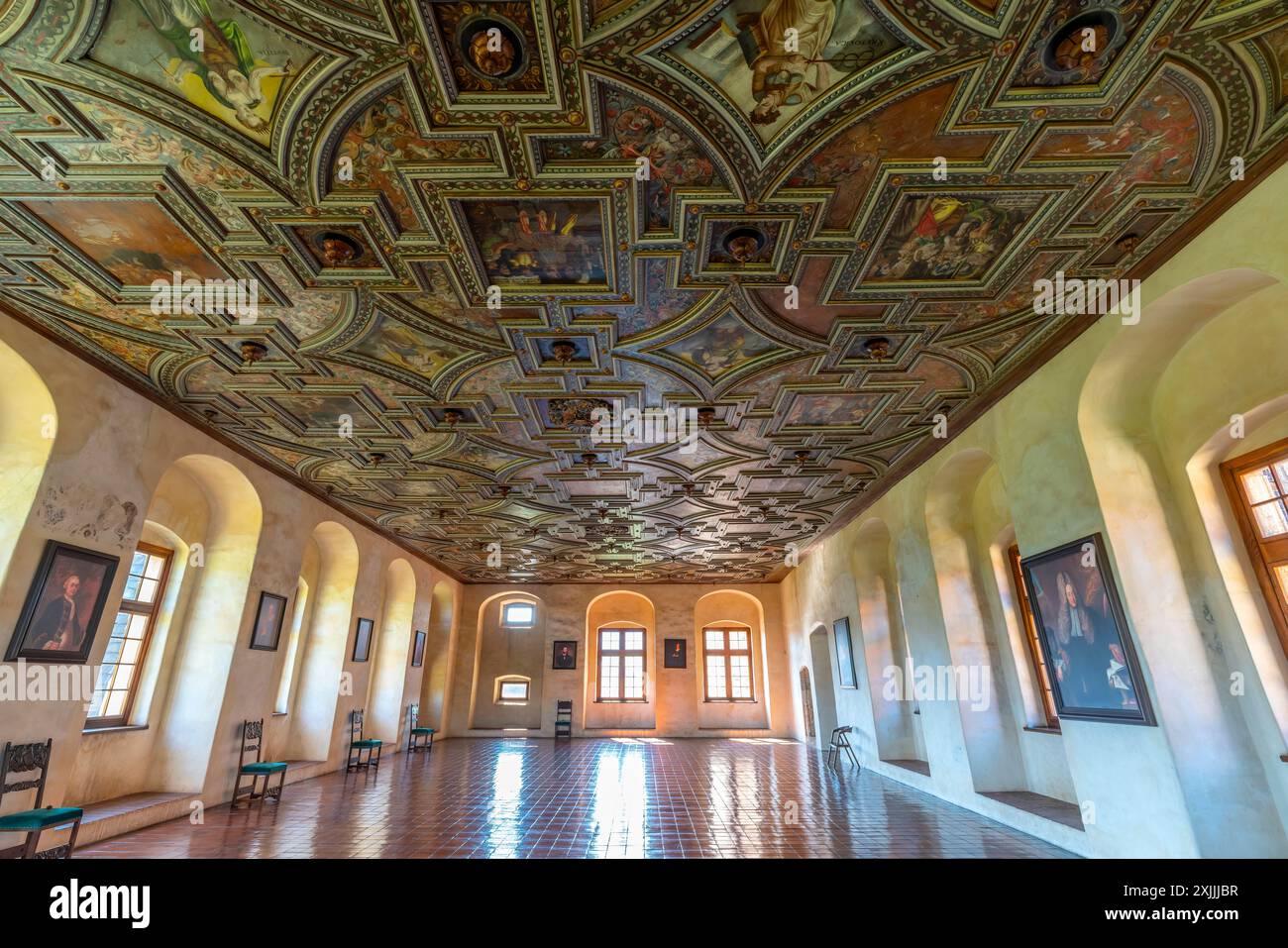 La sala grande con soffitto a cassetta in legno che ha origine dal castello di Dobrovice a Water CastleŠvihov, (Vodni Hrad Svihov), Repubblica Ceca. Foto Stock