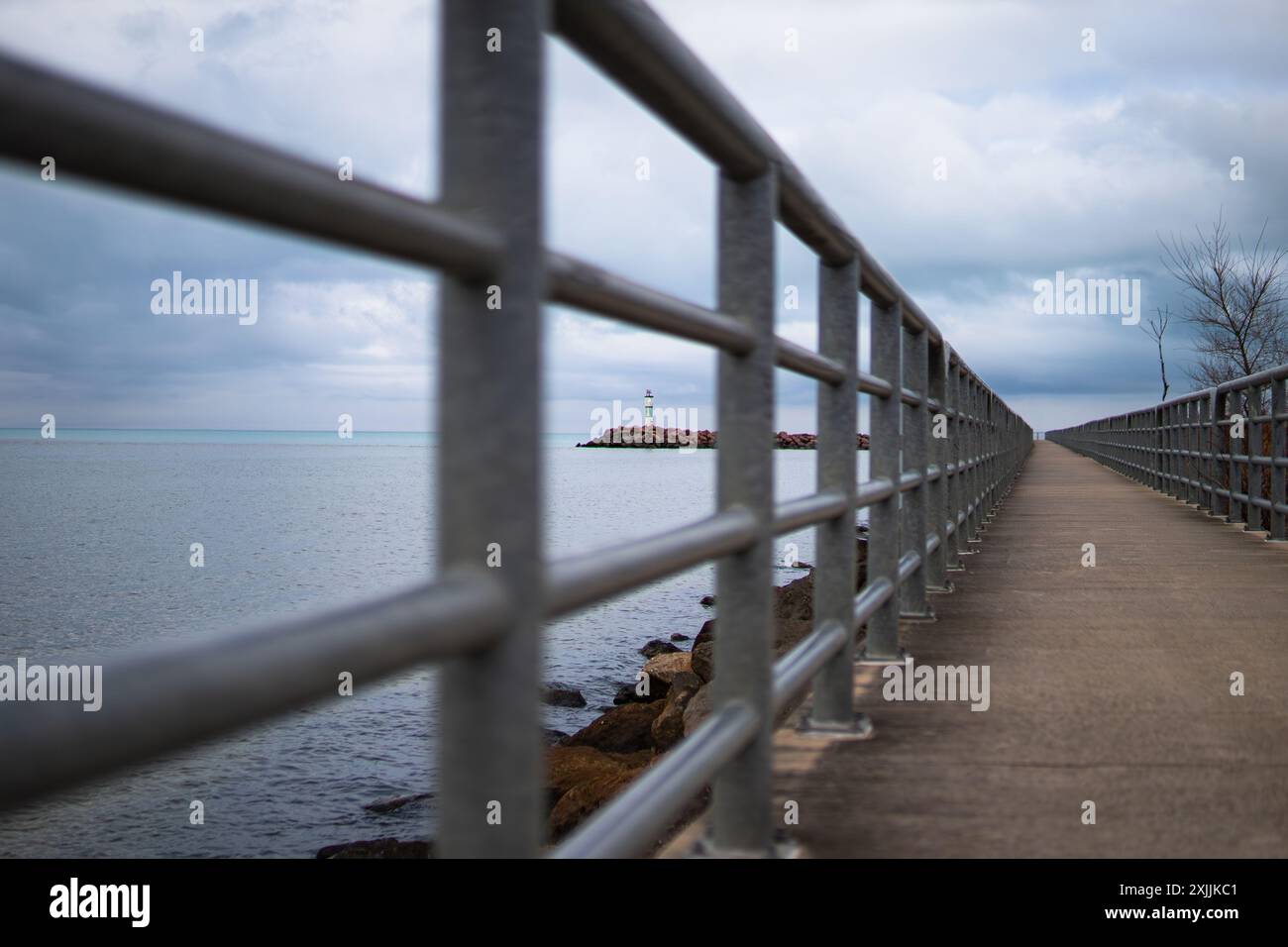 Passerella che conduce a un faro all'Indiana Dunes National Park Foto Stock