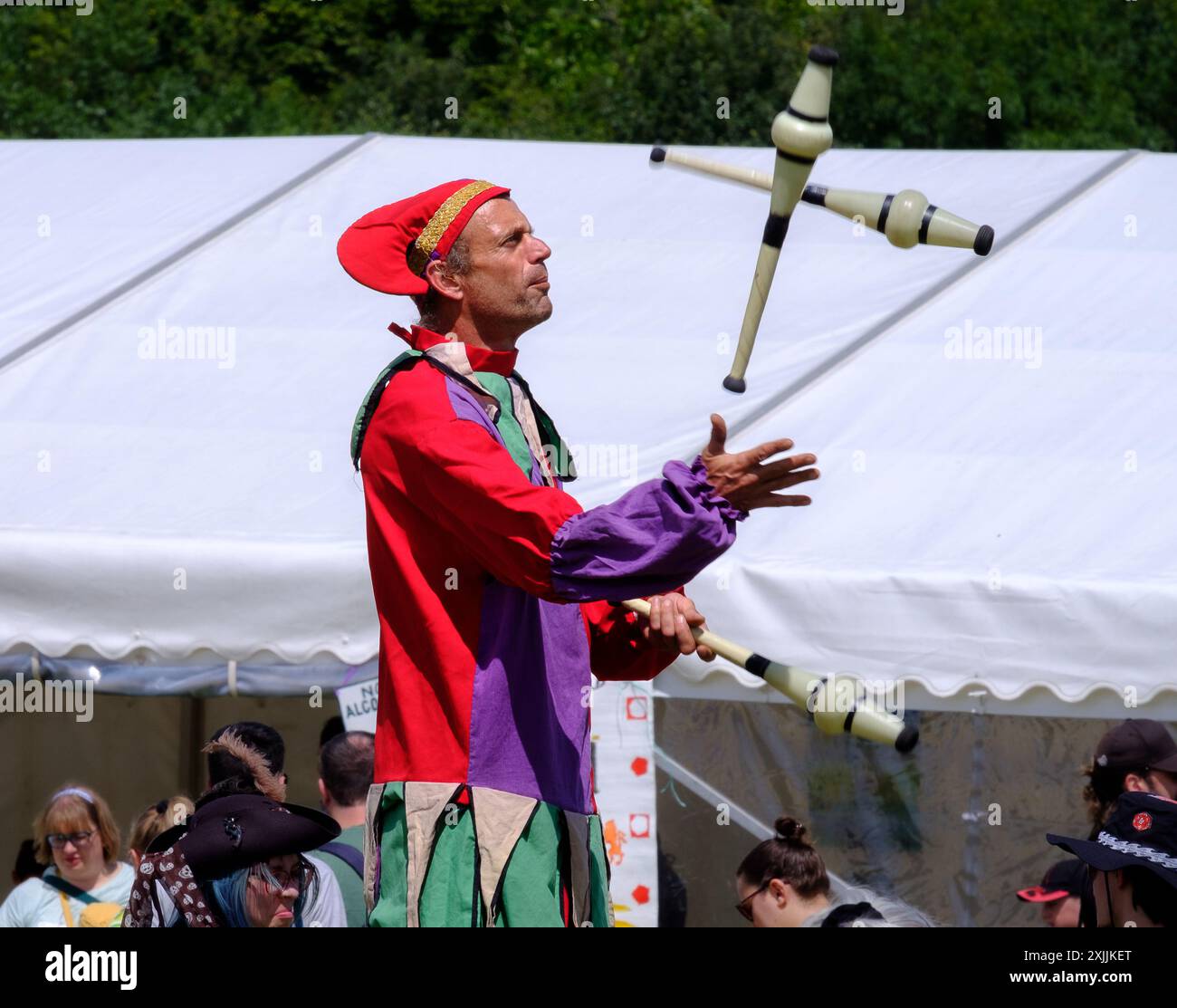 Jimmy si destreggia mentre è su palafitte al Tewkesbury Medieval Festival 2024 Foto Stock