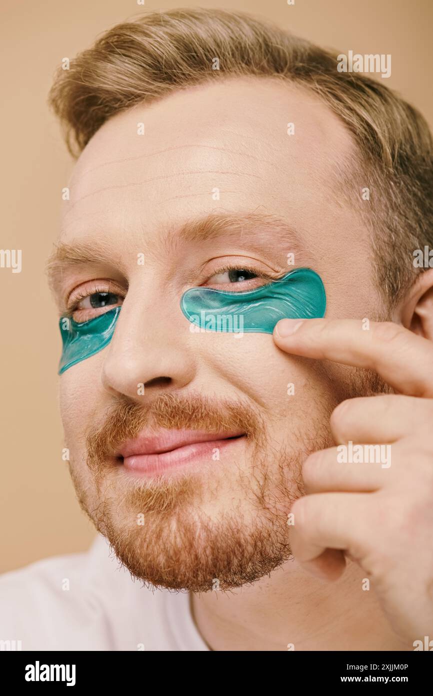 Un uomo elegante con un cerotto. Foto Stock