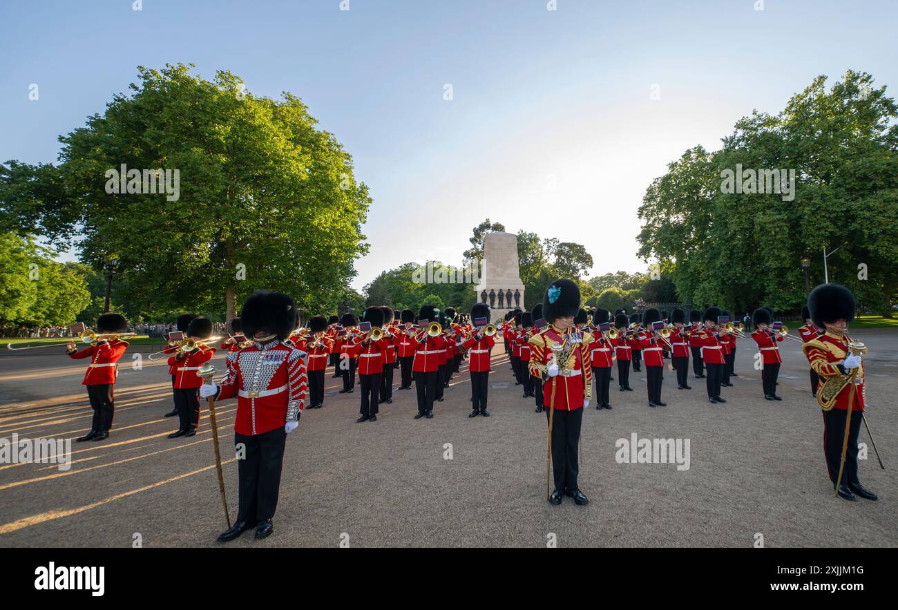 Horse Guards Parade, Londra, Regno Unito. 18 luglio 2024. La "Celebration" Military Musical Spectacular (Beating Retreat) della Household Division viene eseguita per l'ultima serata in un caldo centro di Londra. Le bande massed della Household Division si schierano di fronte al Guards Memorial prima di marciare sul terreno della parata per la loro esibizione. Crediti: Malcolm Park/Alamy Foto Stock