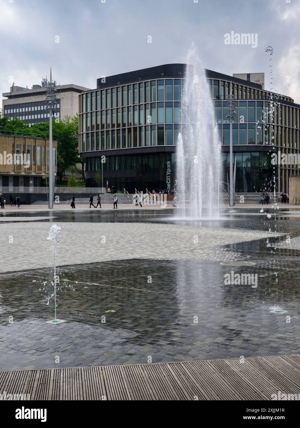 Zona pedonale di Bradford City Park (grande stagno poco profondo e fontane, uffici moderni, locali commerciali, persone che camminano) - West Yorkshire, Inghilterra, Regno Unito. Foto Stock