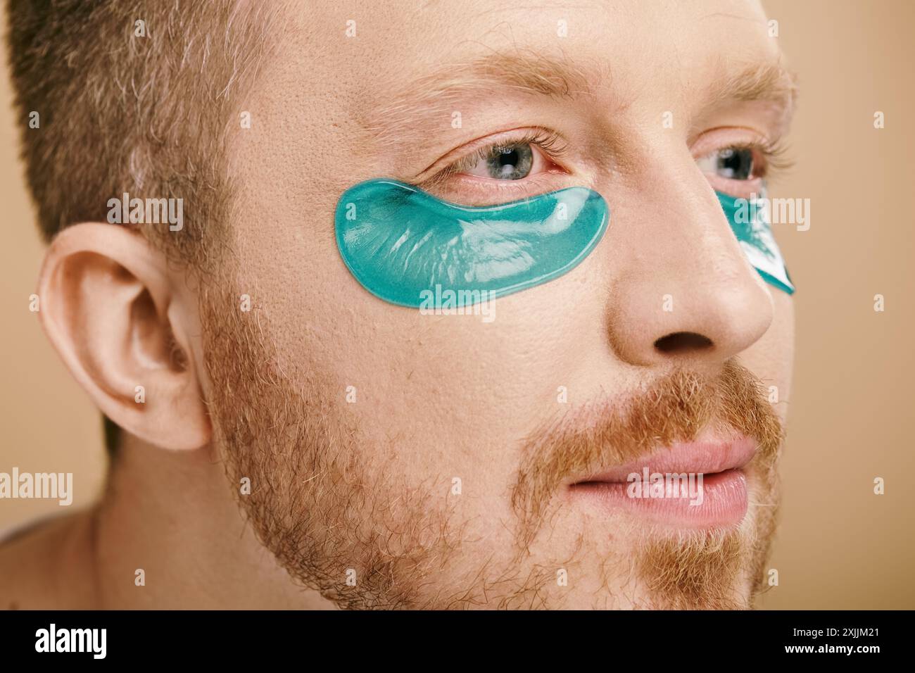 Un uomo elegante in abiti casual che sfoggia un'impressionante toppa blu agli occhi. Foto Stock