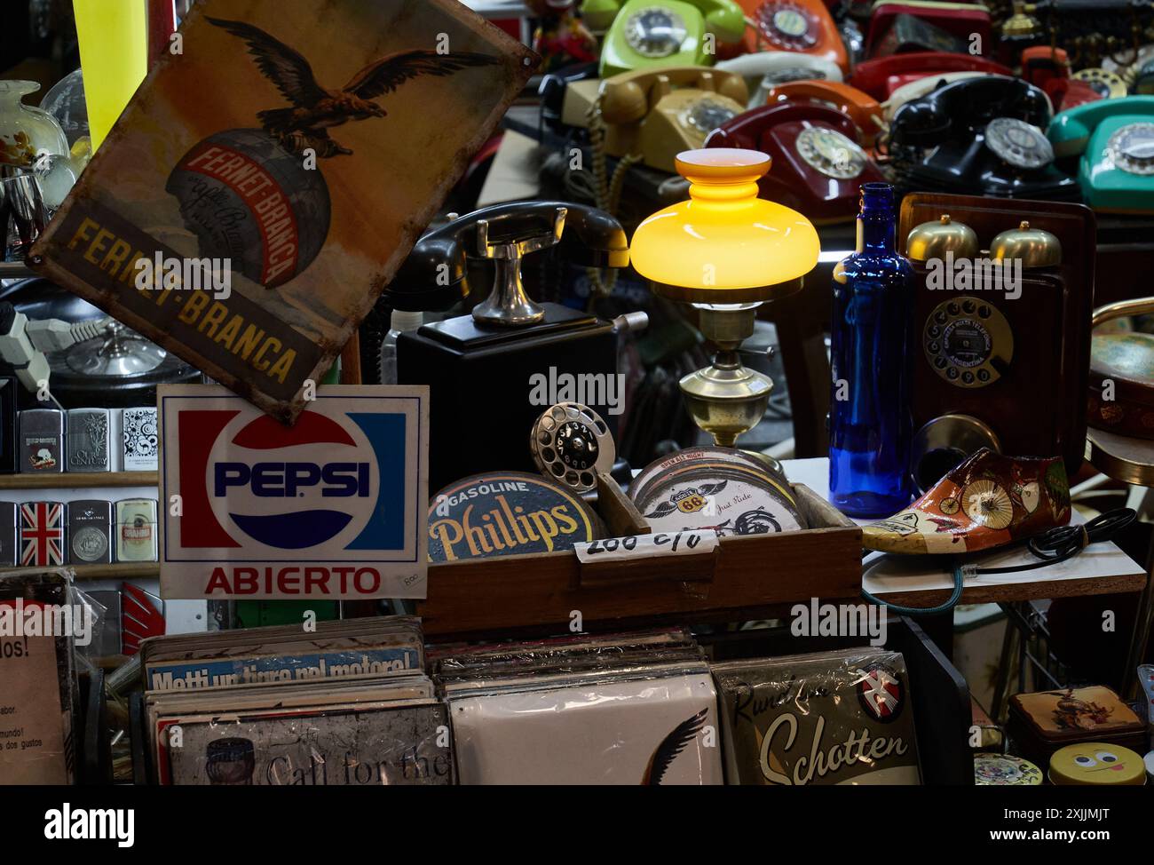 set di vecchie cose come telefoni, giocattoli venduti come oggetti d'antiquariato Foto Stock