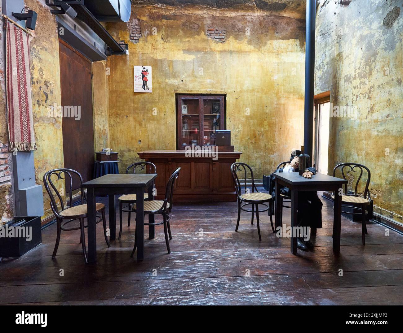 ubriaco in un bar di san telmo Foto Stock