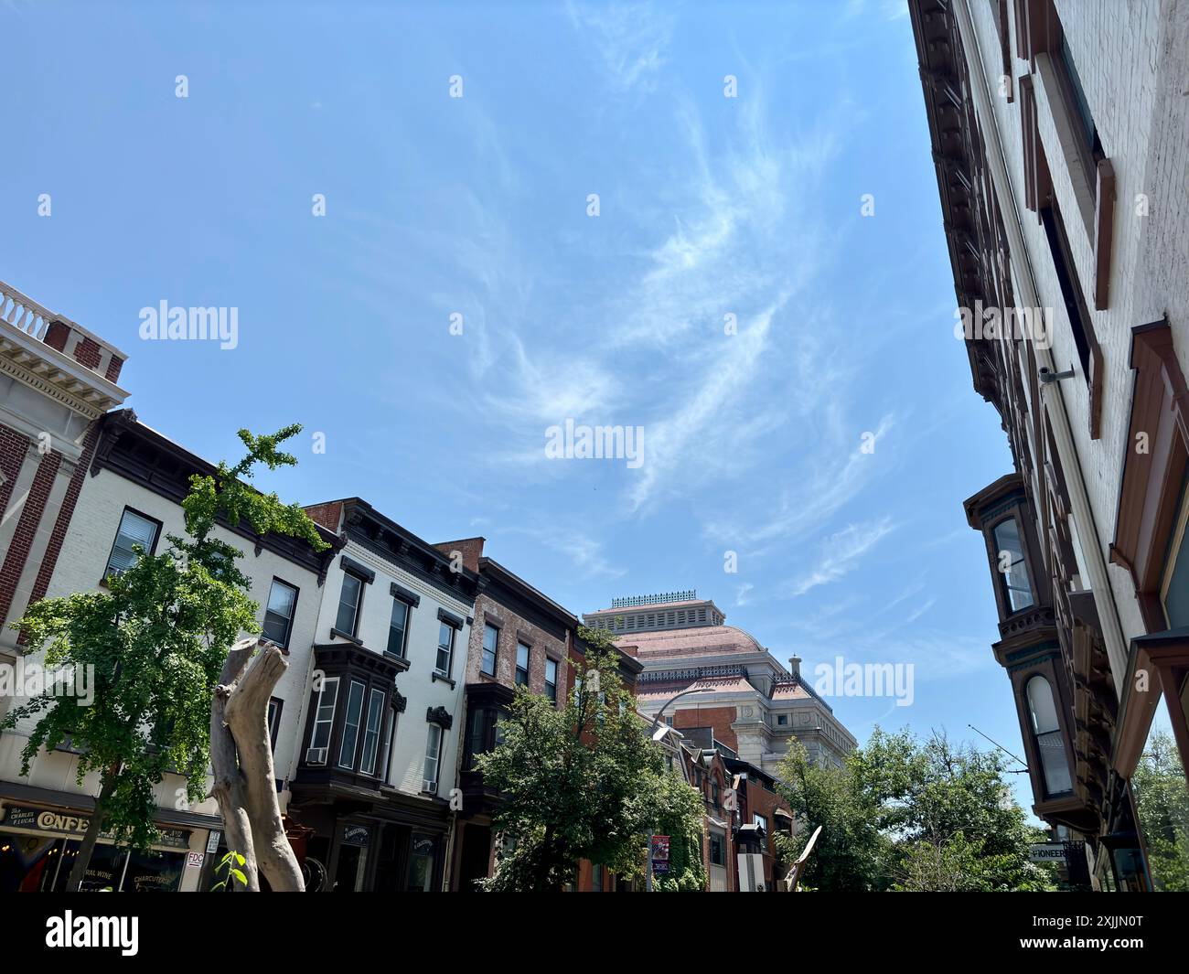 Edifici nel quartiere storico di Troy, New York, sotto il cielo blu Foto Stock