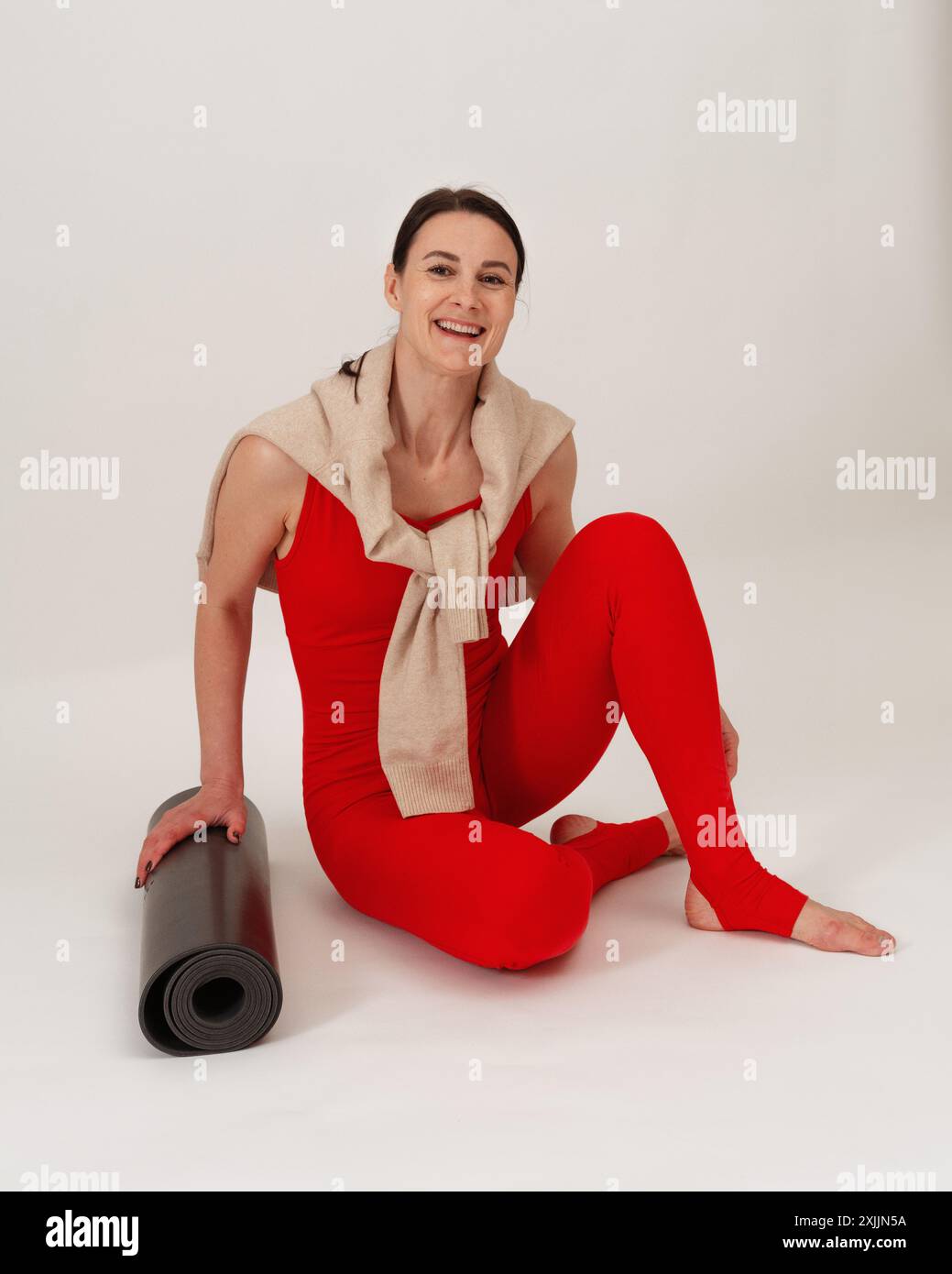 Classe di yoga femminile sportiva e sorridente Foto Stock