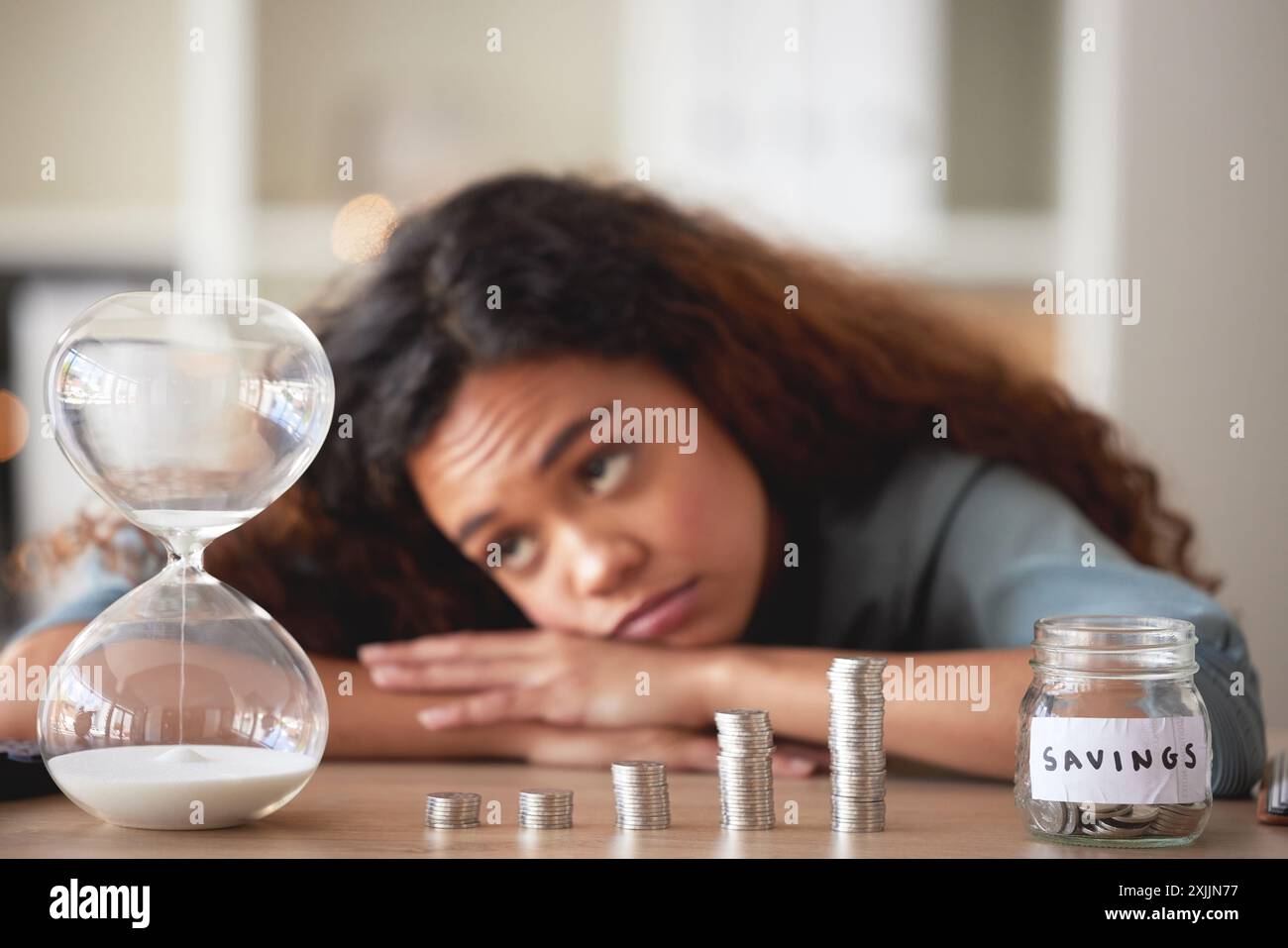 Donna nera, attesa e risparmi con una lenta crescita finanziaria e degli investimenti con clessidra. Investimenti, budget e interessi in contanti con monete, denaro e.. Foto Stock