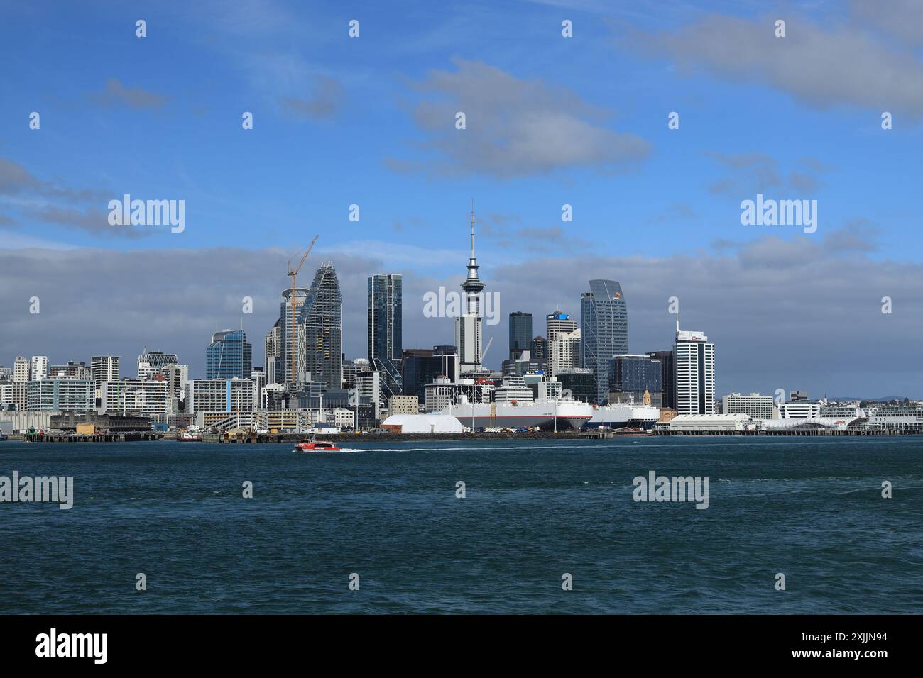 Porto del porto di Auckland, nuova Zelanda - portaerei RORO e nave da carico nel porto, con sfondo di grattacieli e la Sky Tower Foto Stock