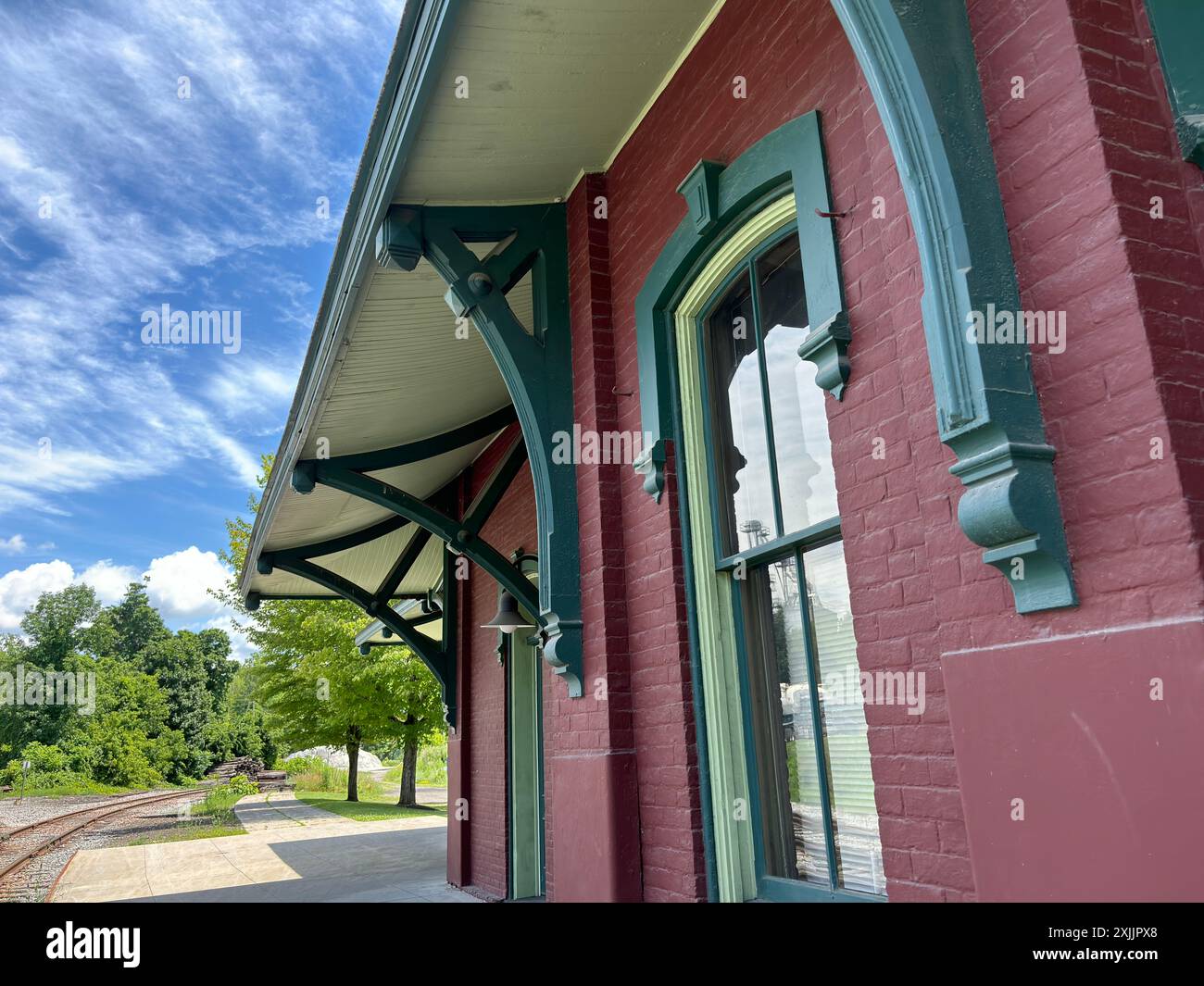 Stazione ferroviaria in mattoni rossi a North Bennington, Vermont, con cielo blu Foto Stock