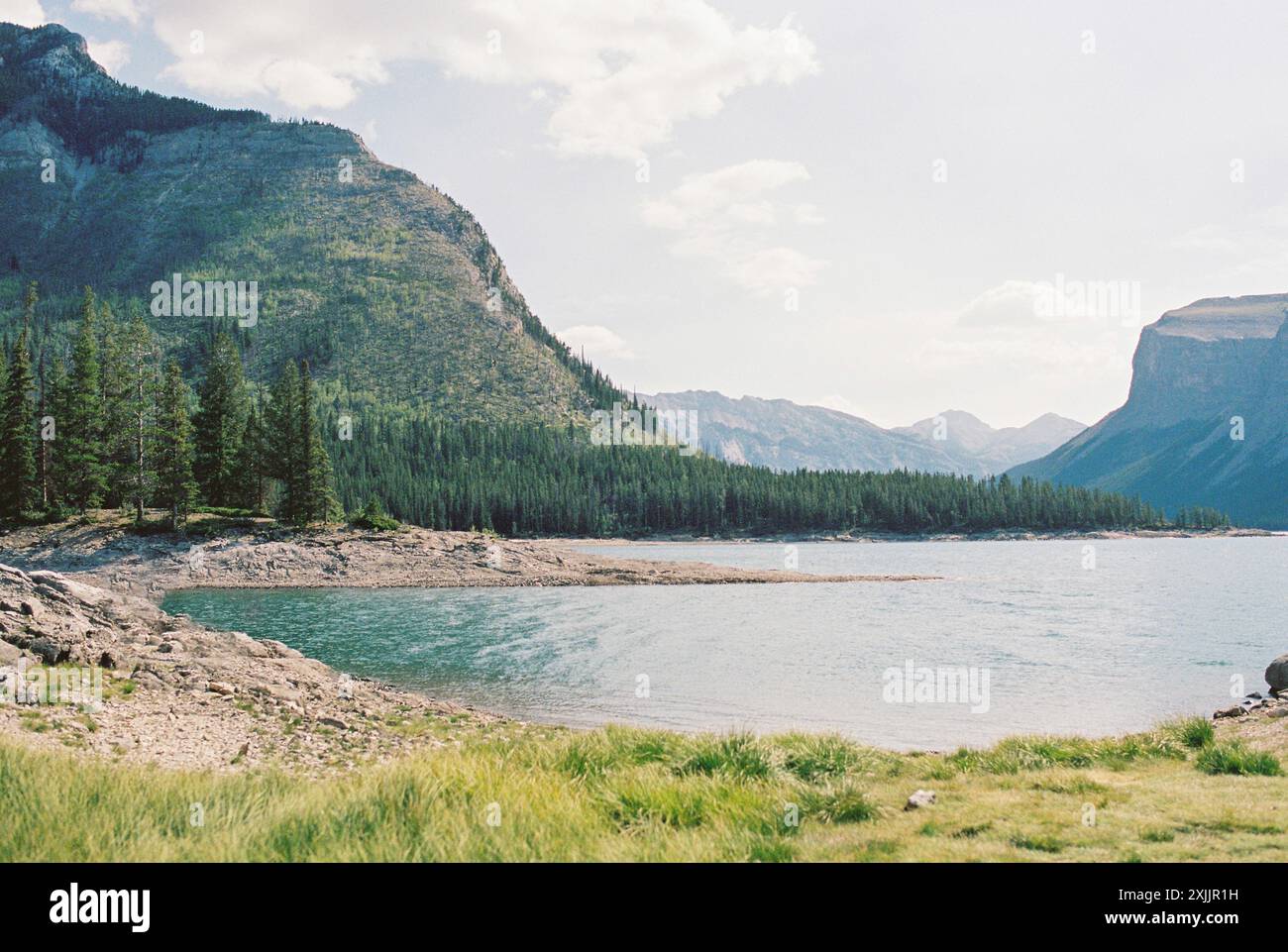Vista panoramica del lago Minnewanka a Banff, Alberta con le montagne Foto Stock