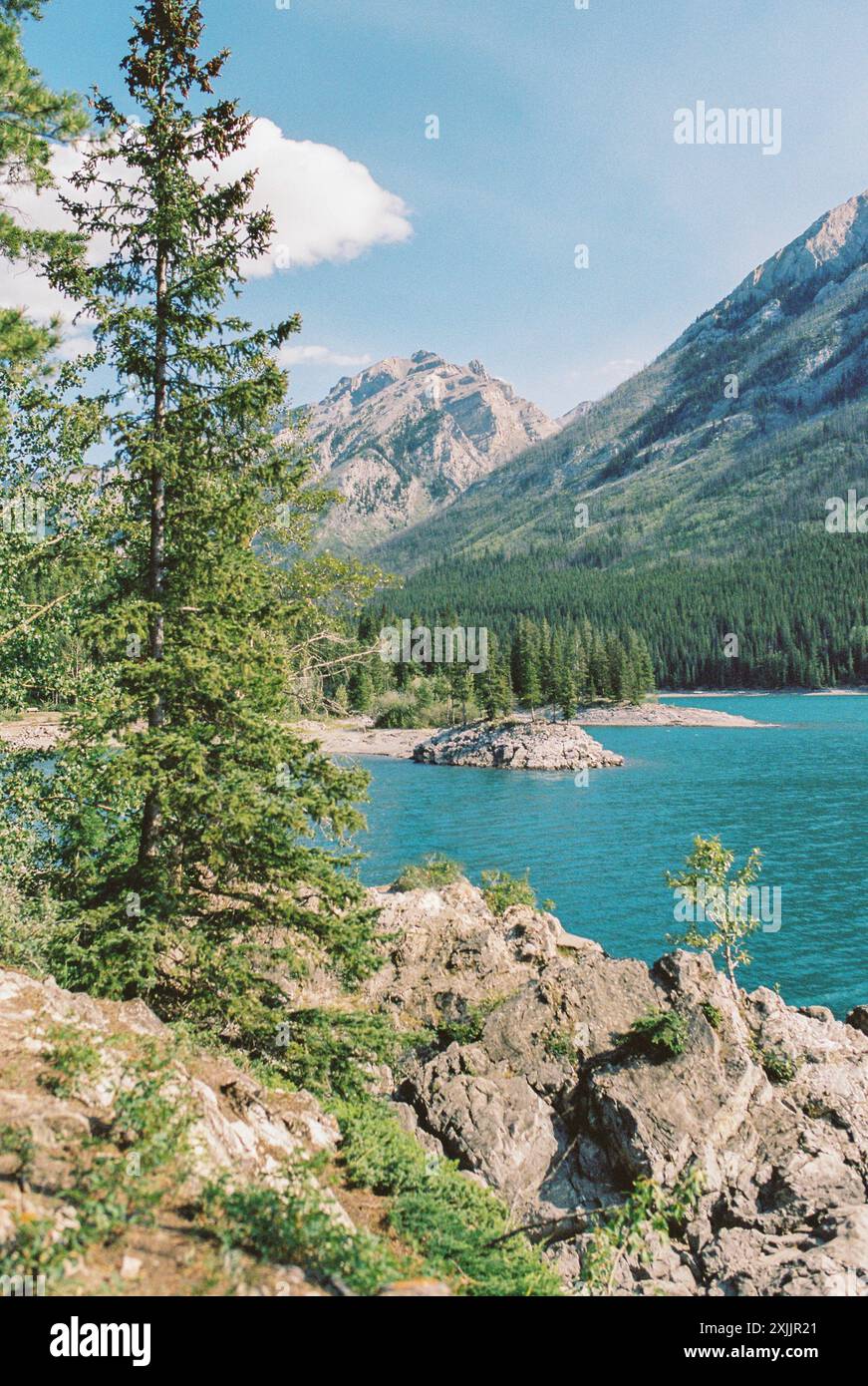 Lago panoramico Minnewanka a Banff, Alberta, con montagne e acque blu Foto Stock