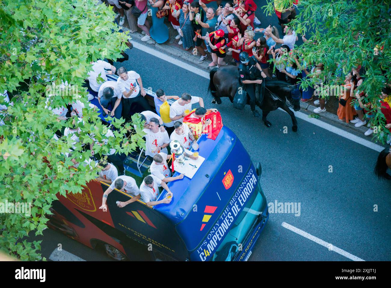 Madrid, Spagna; 15 luglio 2024: I tifosi spagnoli festeggiano a Madrid come vincitori di UEFA Euro 2024. Autobus con squadra di calcio spagnola e coppa Foto Stock