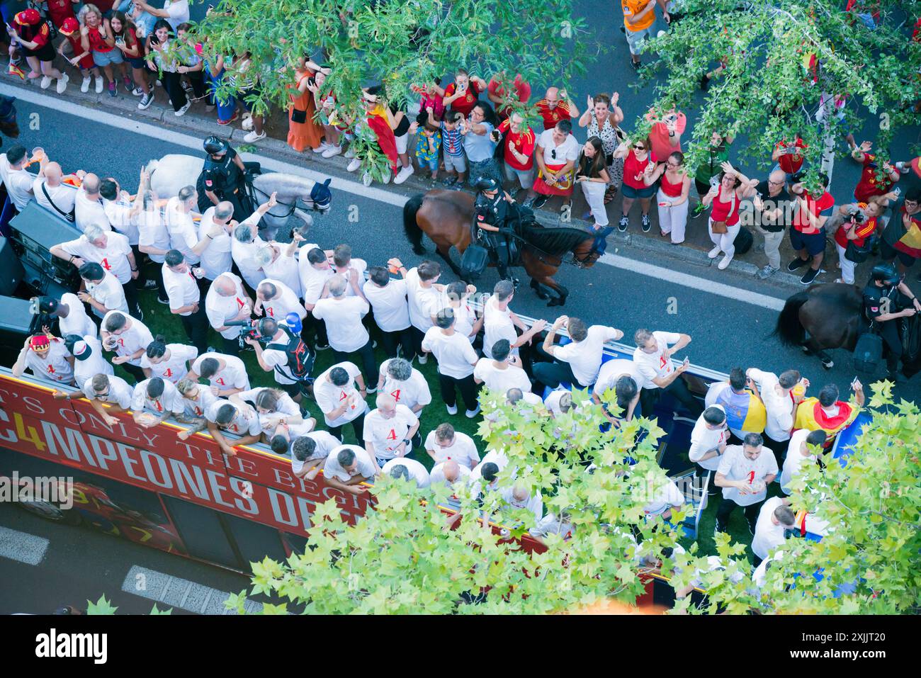 Madrid, Spagna; 15 luglio 2024: I tifosi spagnoli festeggiano a Madrid come vincitori di UEFA Euro 2024. L'autobus con la squadra di calcio spagnola attraversa Madrid mostrando il Foto Stock