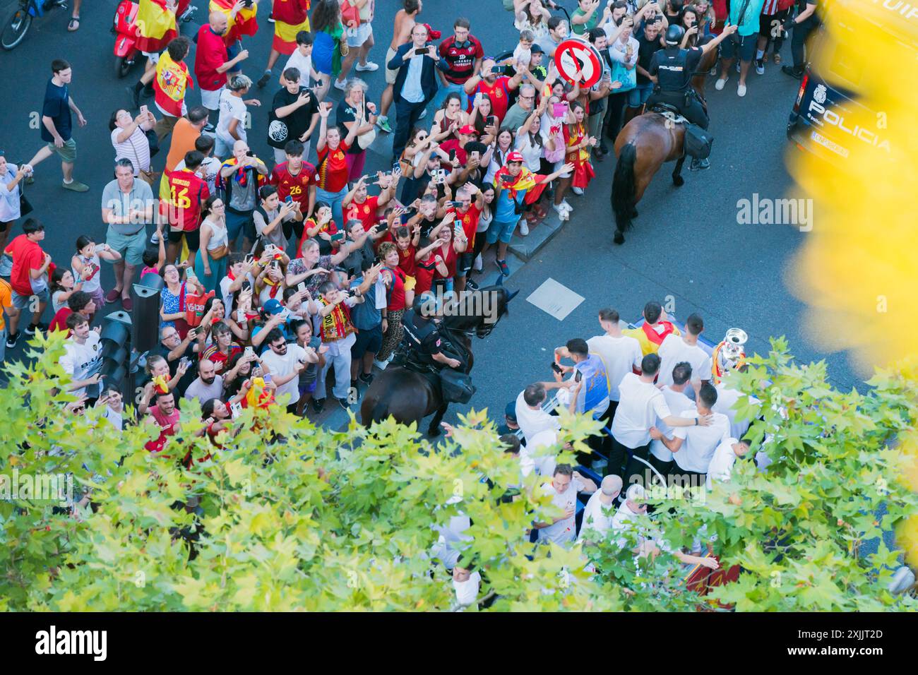 Madrid, Spagna; 15 luglio 2024: La squadra di calcio spagnola festeggia a Madrid con i propri tifosi l'UEFA Euro 2024. Un autobus attraversa Madrid mostrando la coppa AN Foto Stock