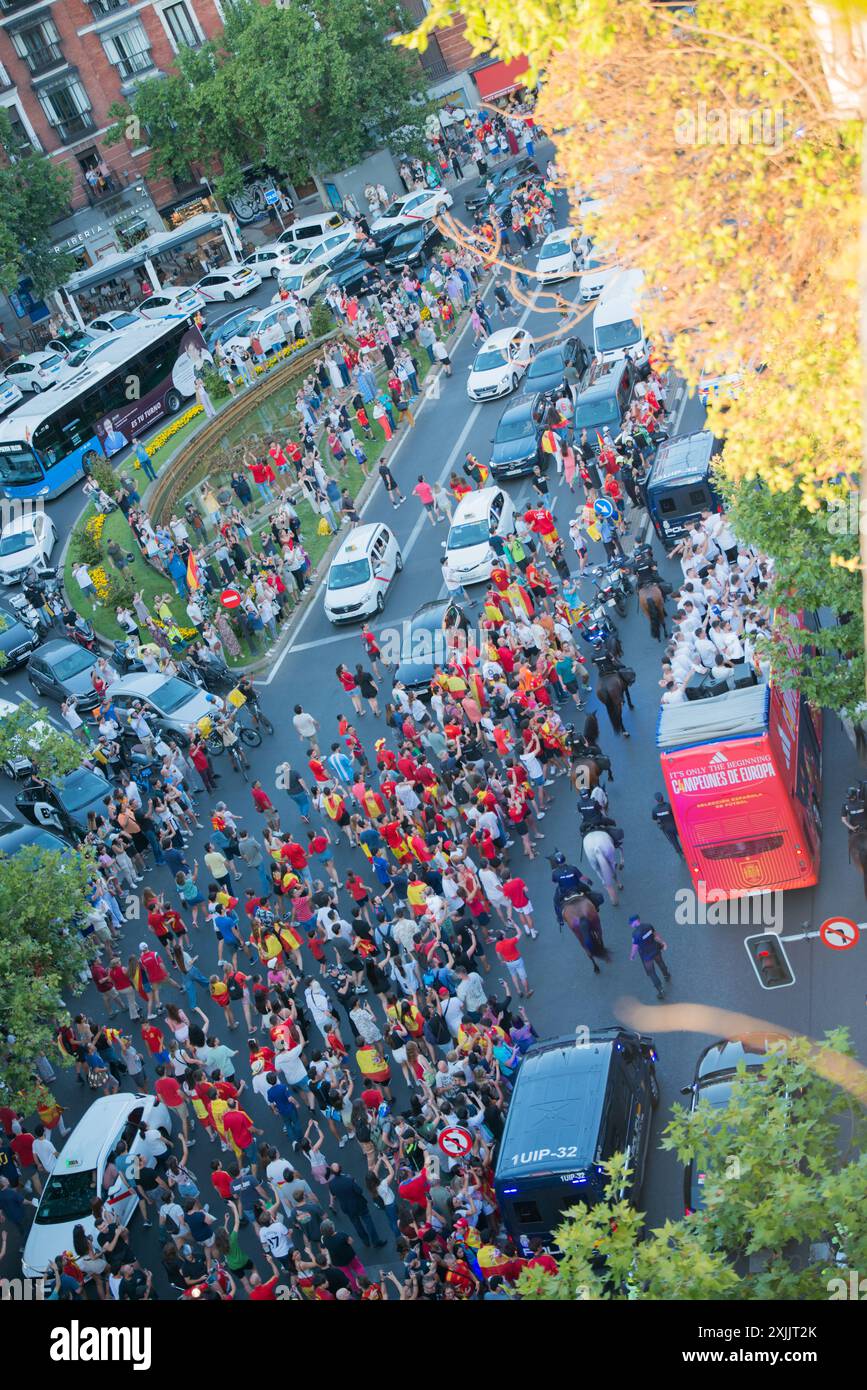 Madrid, Spagna; 15 luglio 2024: Autobus con la squadra di calcio spagnola che celebra la coppa dei vincitori di UEFA Euro 2024. Milioni di tifosi di calcio per strada W Foto Stock