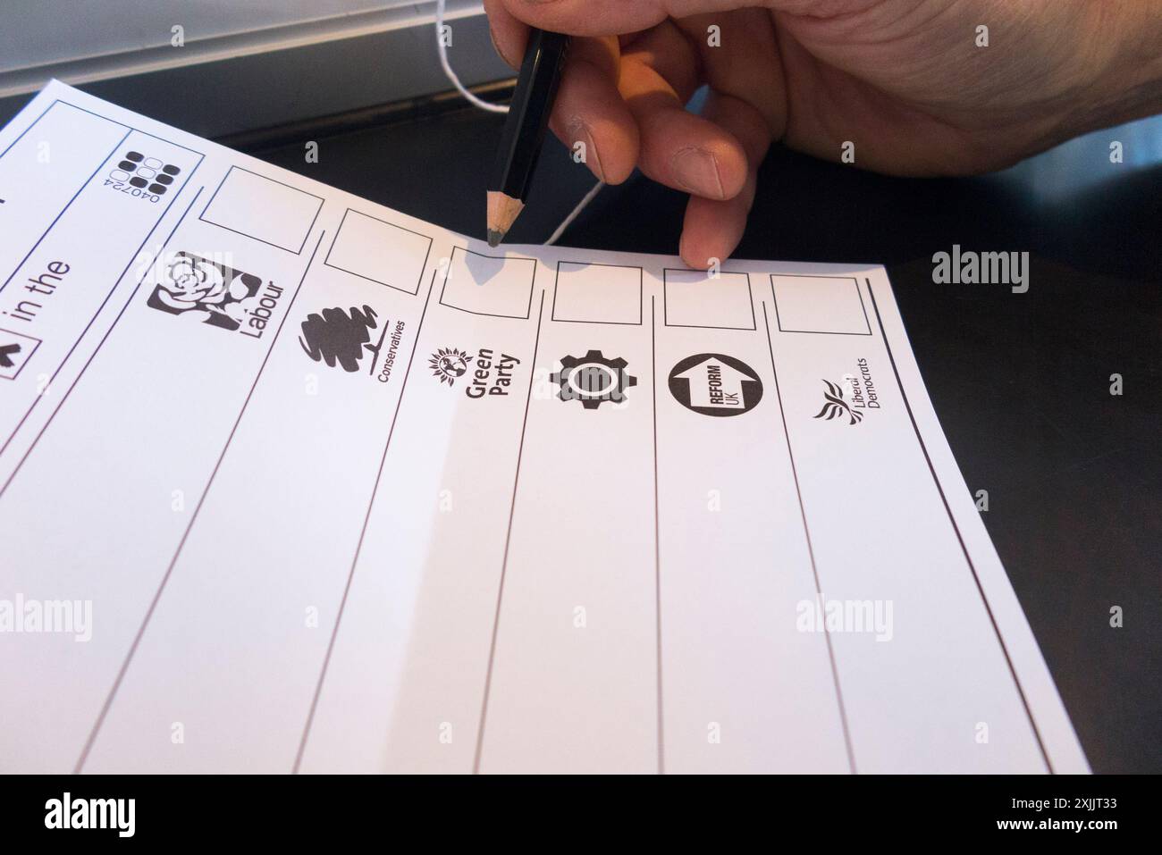 La carta e la matita come elettore scelgono di votare e fare una croce / voto per un candidato politico in un'elezione generale, nel Regno Unito. (139) Foto Stock