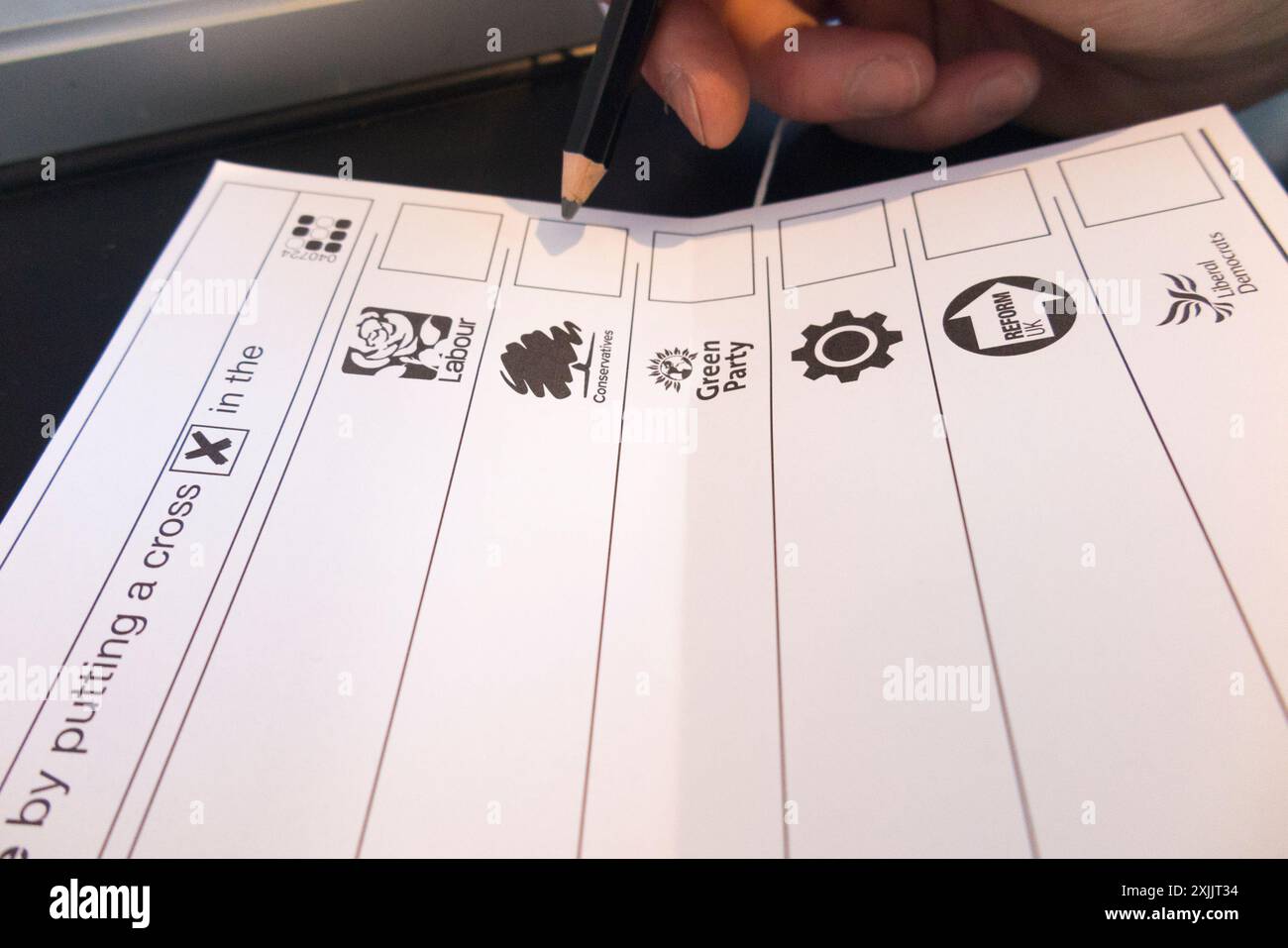 La carta e la matita come elettore scelgono di votare e fare una croce / voto per un candidato politico in un'elezione generale, nel Regno Unito. (139) Foto Stock