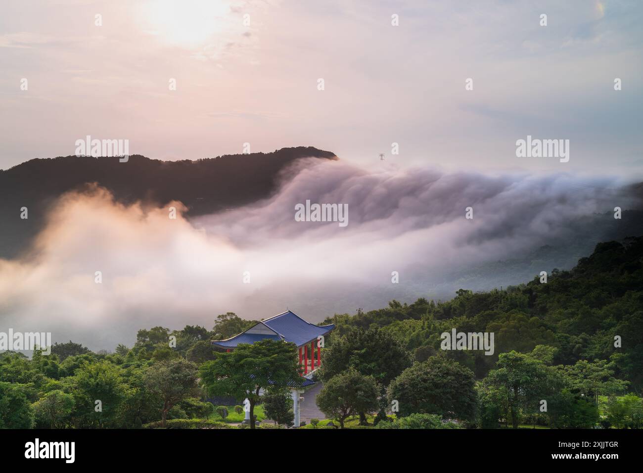 Nuvole colorate dal cielo. C'è una cascata nuvolosa sulla cima della montagna. Vista sulle montagne che circondano Emerald Reservoir. Distretto di Xindian, Tai Foto Stock