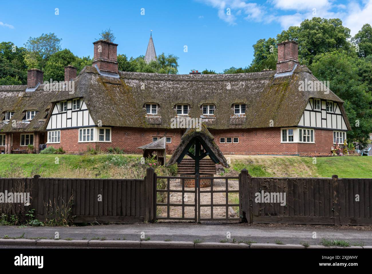 Graziosi cottage con tetto di paglia nel villaggio di Freefolk, Inghilterra, Regno Unito, nell'Hampshire, chiamati Manor Cottages, un edificio classificato di grado II Foto Stock