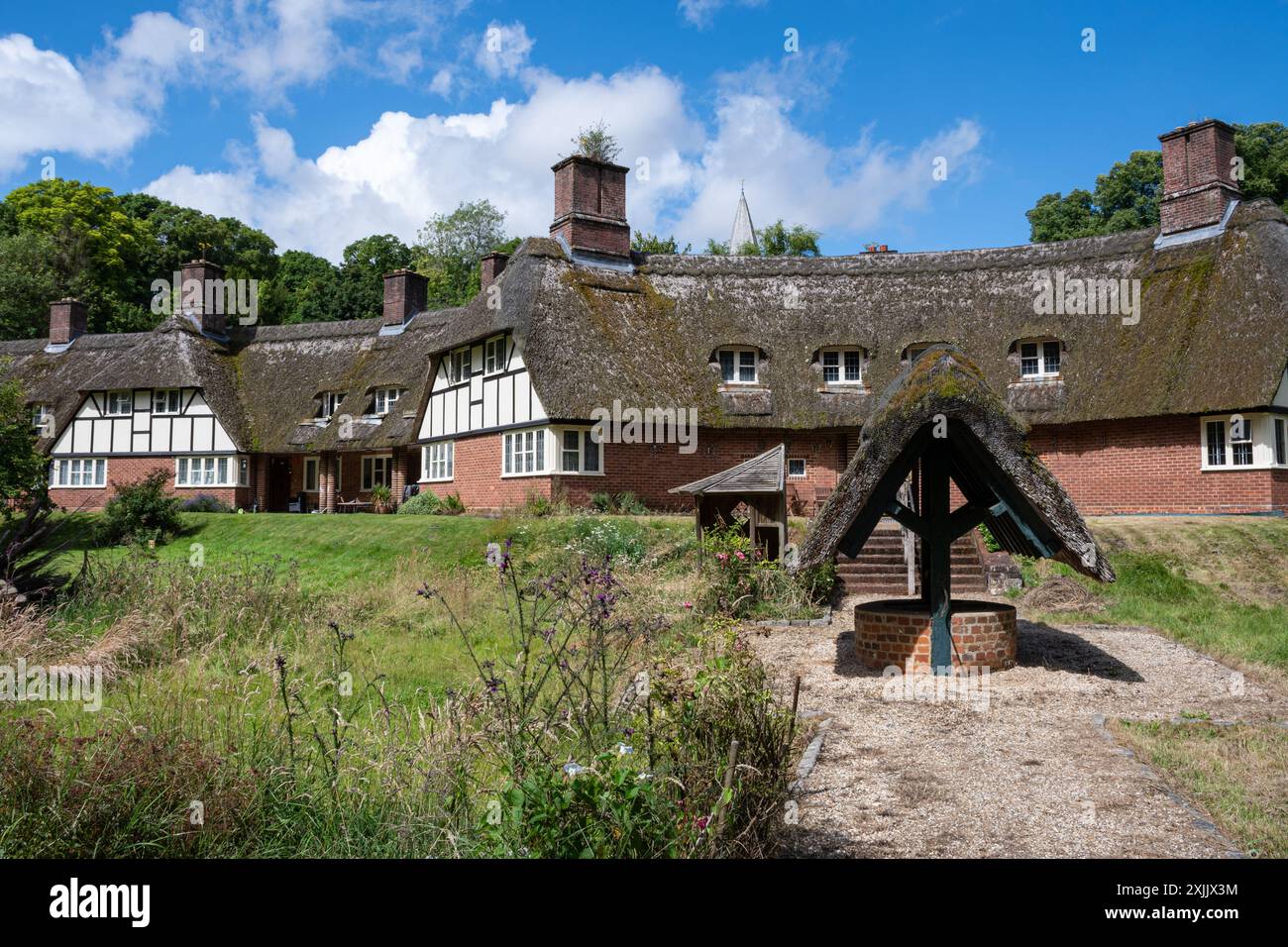 Graziosi cottage con tetto di paglia nel villaggio di Freefolk, Inghilterra, Regno Unito, nell'Hampshire, chiamati Manor Cottages, un edificio classificato di grado II Foto Stock