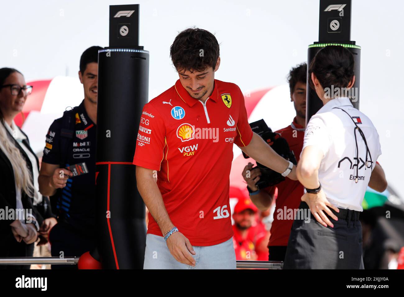 Mogyorod, Ungheria. 19 luglio 2024. Formula 1 Gran Premio d'Ungheria a Hungaroring, Ungheria. Nella foto: Charles Leclerc (MON) della Scuderia Ferrari che entra nel paddock © Piotr Zajac/Alamy Live News Foto Stock