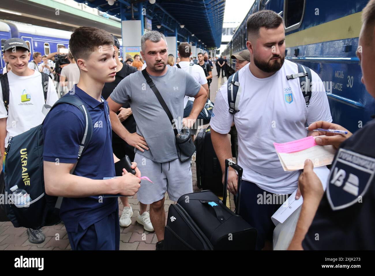 KIEV, UCRAINA - 18 LUGLIO 2024 - l'atleta Radomyr Stelmakh (L) sale sul treno mentre la squadra di ginnastica artistica Ucraina parte per i Giochi Olimpici estivi di Parigi 2024, Kiev, capitale dell'Ucraina. Foto Stock