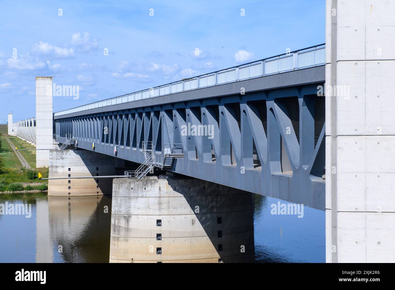 19 luglio 2024, Sassonia-Anhalt, Möser: Il ponte sul canale di Magdeburgo con il ponte fluviale lungo 228 metri (primo piano) e il ponte forestale lungo 690 metri, che è stato progettato come un ponte alluvionale. In totale, il ponte sul canale è lungo 918 metri. Trasporta il traffico marittimo del Canale Mittelland attraverso l'Elba ed è il ponte canale più lungo del mondo. La struttura fa parte dell'intersezione del corso d'acqua di Magdeburgo. Circa 68.000 metri cubi di cemento armato sono stati utilizzati per il ponte, oltre a 10.000 tonnellate di acciaio per il ponte sul fiume e 14.000 tonnellate di acciaio per il ponte sul territorio. Pho Foto Stock