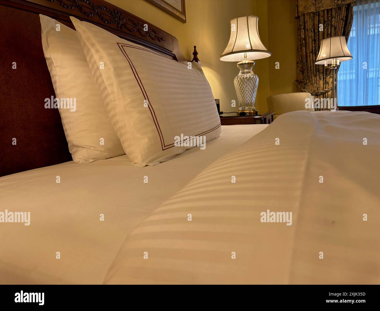 Letto grande e comodo con biancheria da letto di lusso in camera Foto Stock