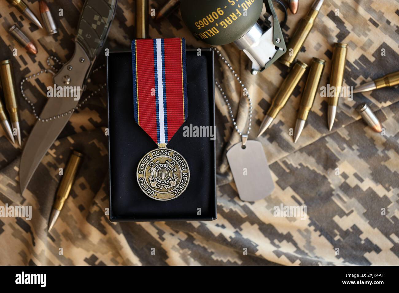 KIEV, UCRAINA - 10 LUGLIO 2024 Medaglia US Coast Guard Reserve Good Conduct. Medaglia di premio militare degli Stati Uniti con nastro e spilla. Carta fatta a mano Foto Stock