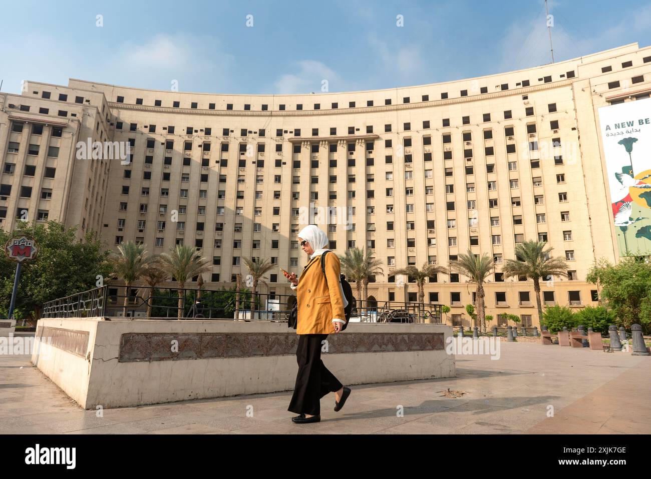 Cairo, Egitto. 1 luglio 2024. Lo storico progetto di riqualificazione dell'edificio Mogamma El Tahrir nel centro di Cairo, un tempo uffici governativi amministrativi, sarà convertito in un complesso alberghiero di lusso. Credito: SOPA Images Limited/Alamy Live News Foto Stock