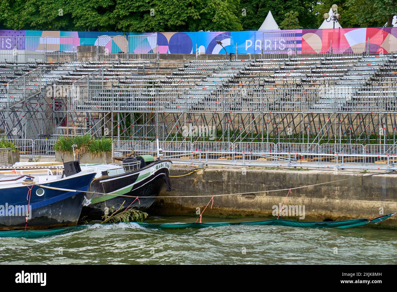 Parigi, Francia - 13 luglio 2024: Preparativi per le Olimpiadi estive 2024 a Parigi: Spettatore in piedi sulla Senna *** Vorbereitungen für die Olympischen Spiele im Sommer 2024 a Parigi: Zuschauertribünen an der Seine Foto Stock