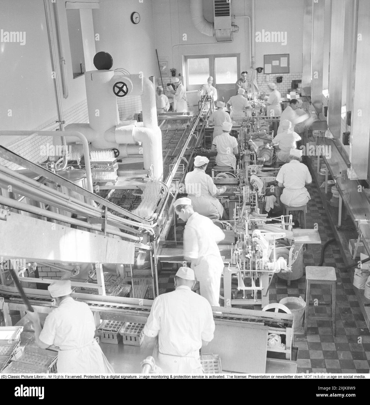 Gelateria 1953. Interno di una gelateria con lavoratori impegnati in diverse parti della produzione. Svezia aprile 1953 Foto Stock