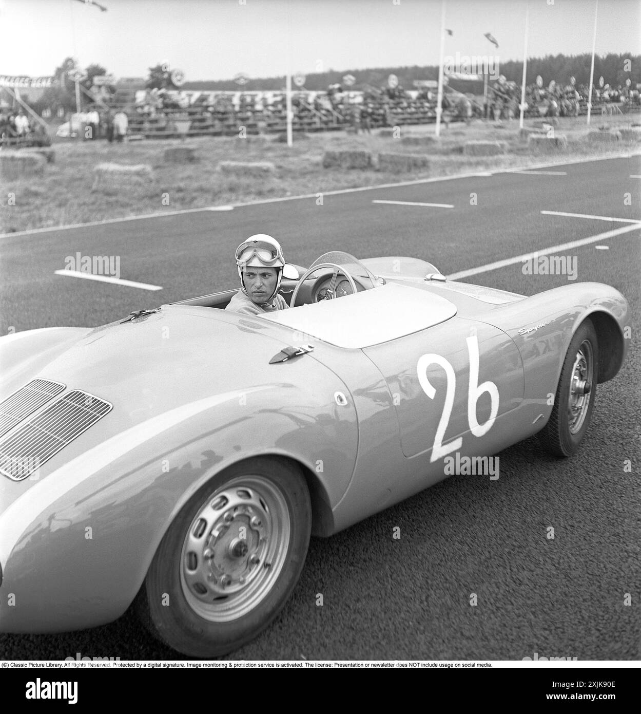 Kristianstad Grand Prix 7 agosto 1955 il Gran Premio di Svezia per auto sportive è stato disputato sul Råbelöfsbanan per tre anni a partire dal 1955. Ecco Gert Kaiser. Nato il 1 marzo 1925, morto il 12 ottobre 1999. Pilota svedese che ha guidato per Porsche. L'auto è una Porsche 550 Spyder. Anders Svahn rif. SVA10, SVA11 Foto Stock