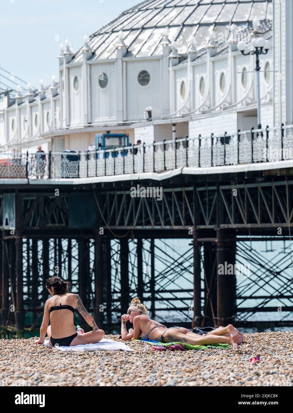 Brighton Regno Unito 19 luglio 2024 - gli amanti del sole si godranno il sole caldo sulla spiaggia di Brighton con temperature previste per raggiungere i 30 gradi in alcune parti del Sud-Est : Credit Simon Dack / Alamy Live News Foto Stock