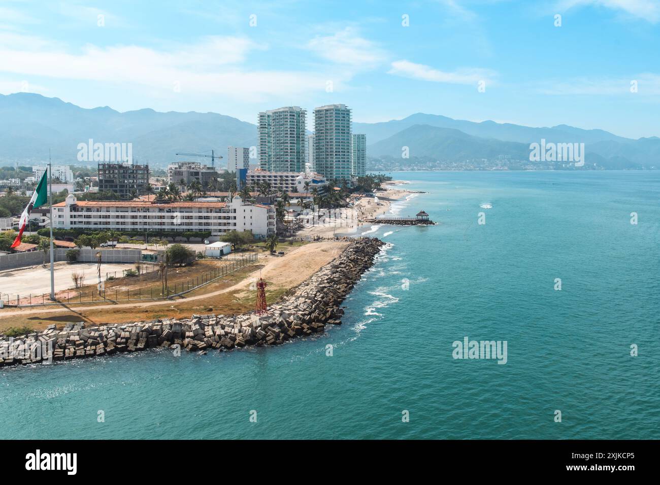 Puerto Vallarta, Messico - 27 marzo 2019: Paesaggio urbano costiero con bandiera messicana. Foto Stock